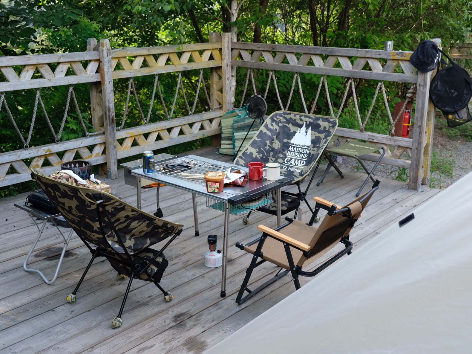 Snow Peak Alpha Breeze Ivory, Helinox x Maison Kitsune Chair L MK Camo 착용 스타일 - 2