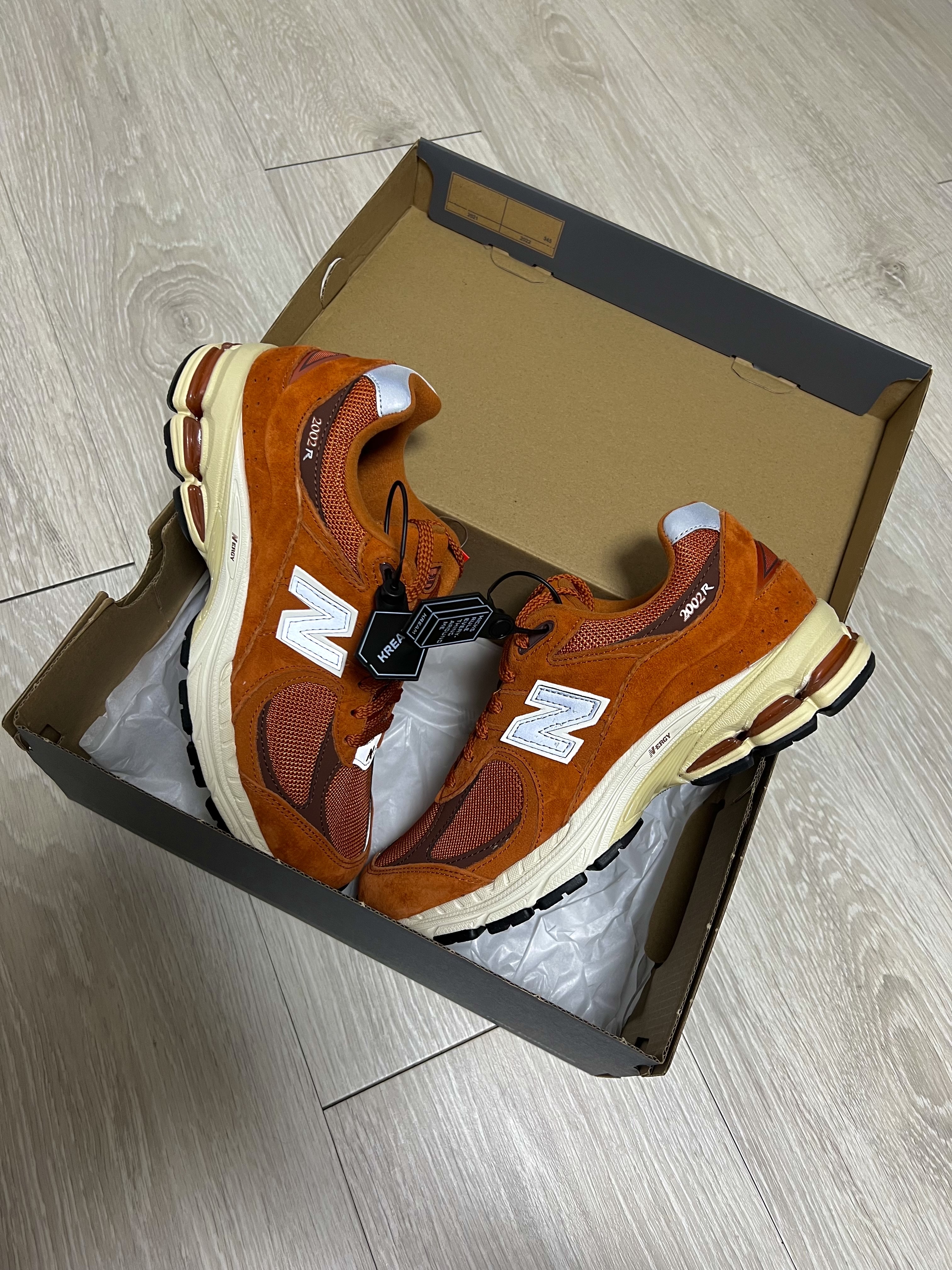 New Balance 2002R Rust Oxide 착용 스타일