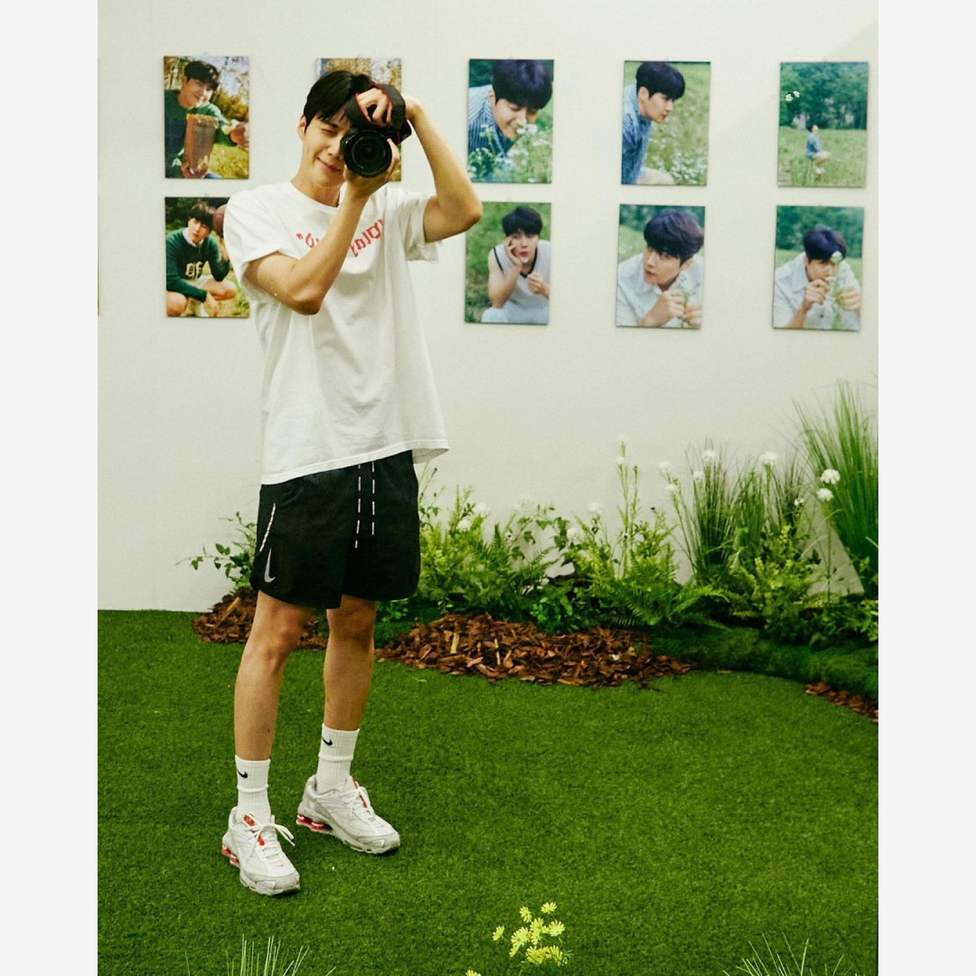 나이키 x 슈프림 샥스 라이드 2 SP 화이트, 슈프림 플레이 데드 티셔츠 화이트 - 22FW 착용 스타일 - 2