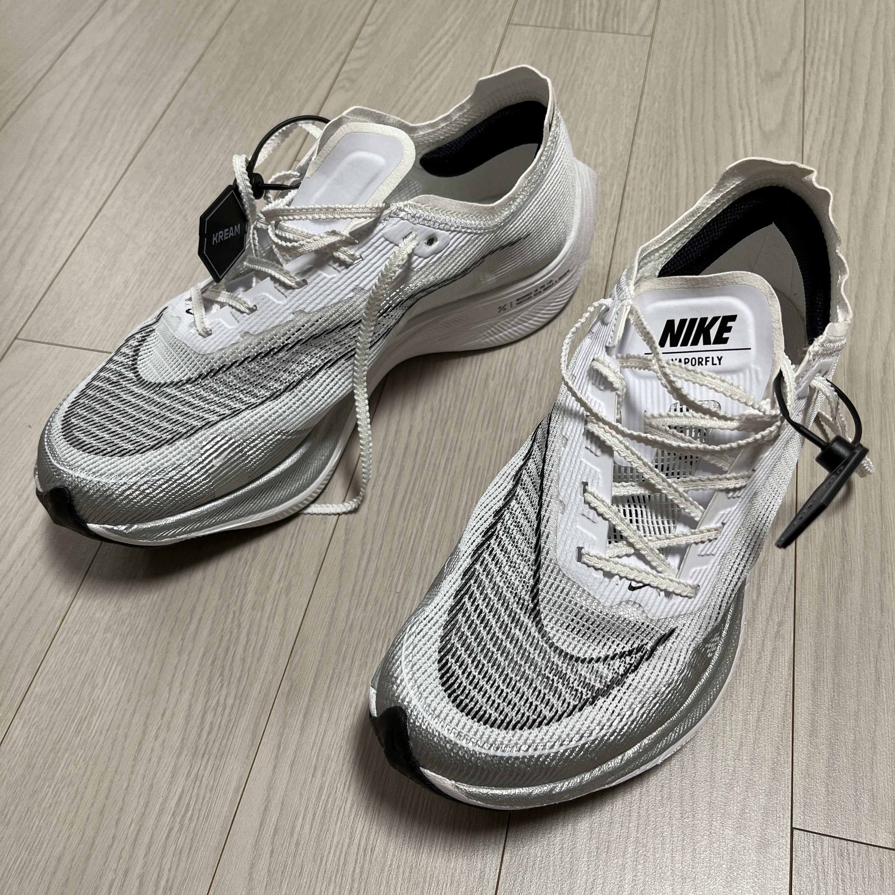 Nike ZoomX Vaporfly Next% 2 White Metallic Silver 착용 스타일 - 3