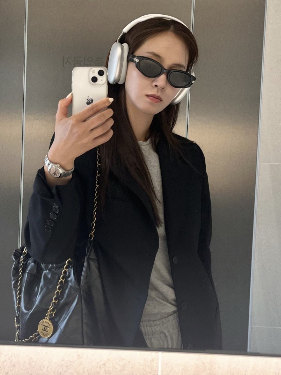 Chanel 22 Medium Handbag Shiny Calfskin & Gold Black, Apple AirPods Max Lightning Silver (Korean Ver.) 착용 스타일