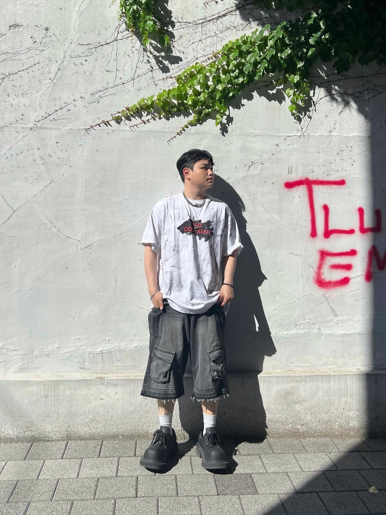 Nos Couleurs Old Washed Cargo Denim Shorts Dark Grey, Nos Couleurs No Comment T-Shirt White 착용 스타일