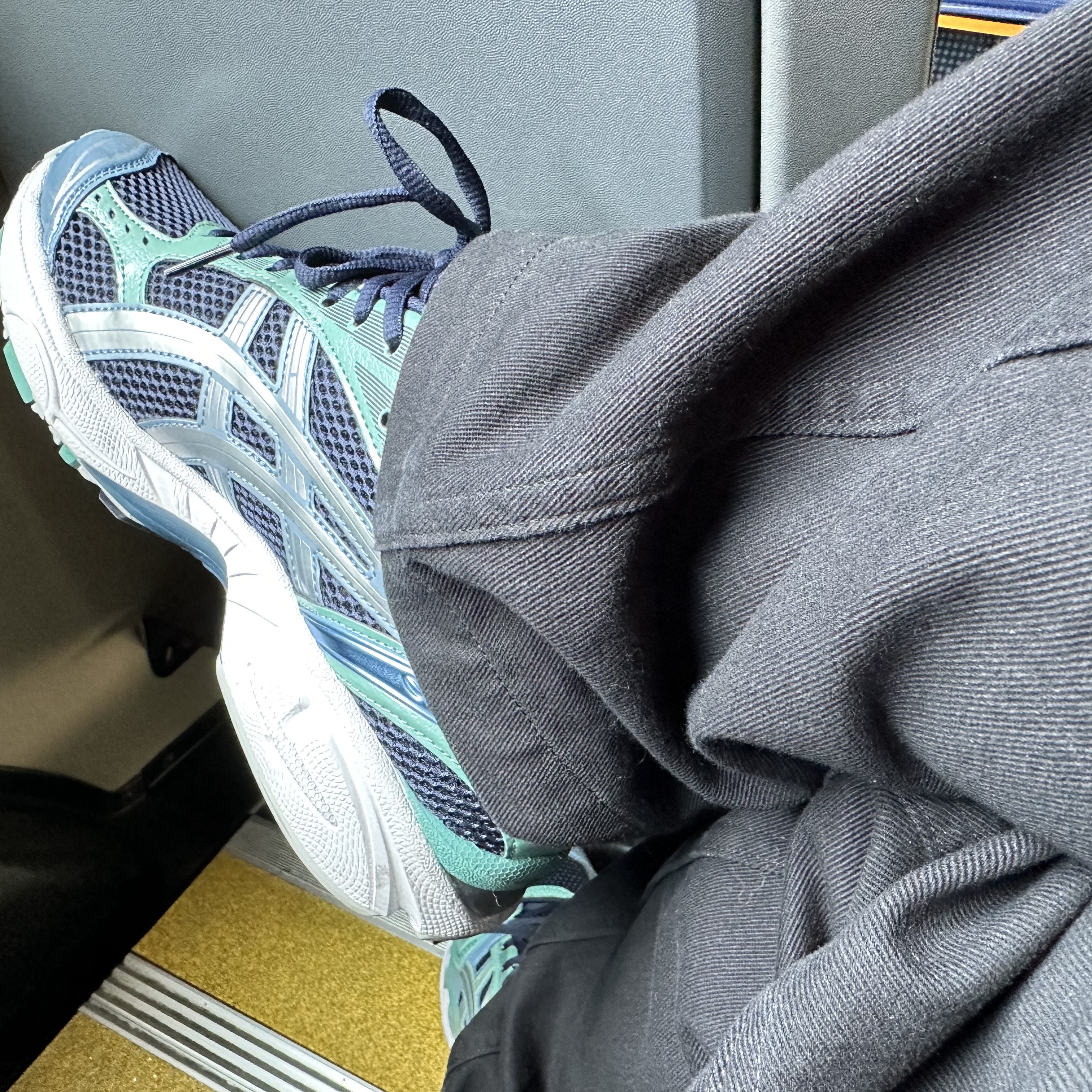 Asics Gel-Kayano 14 Midnight Pure Silver 착용 스타일