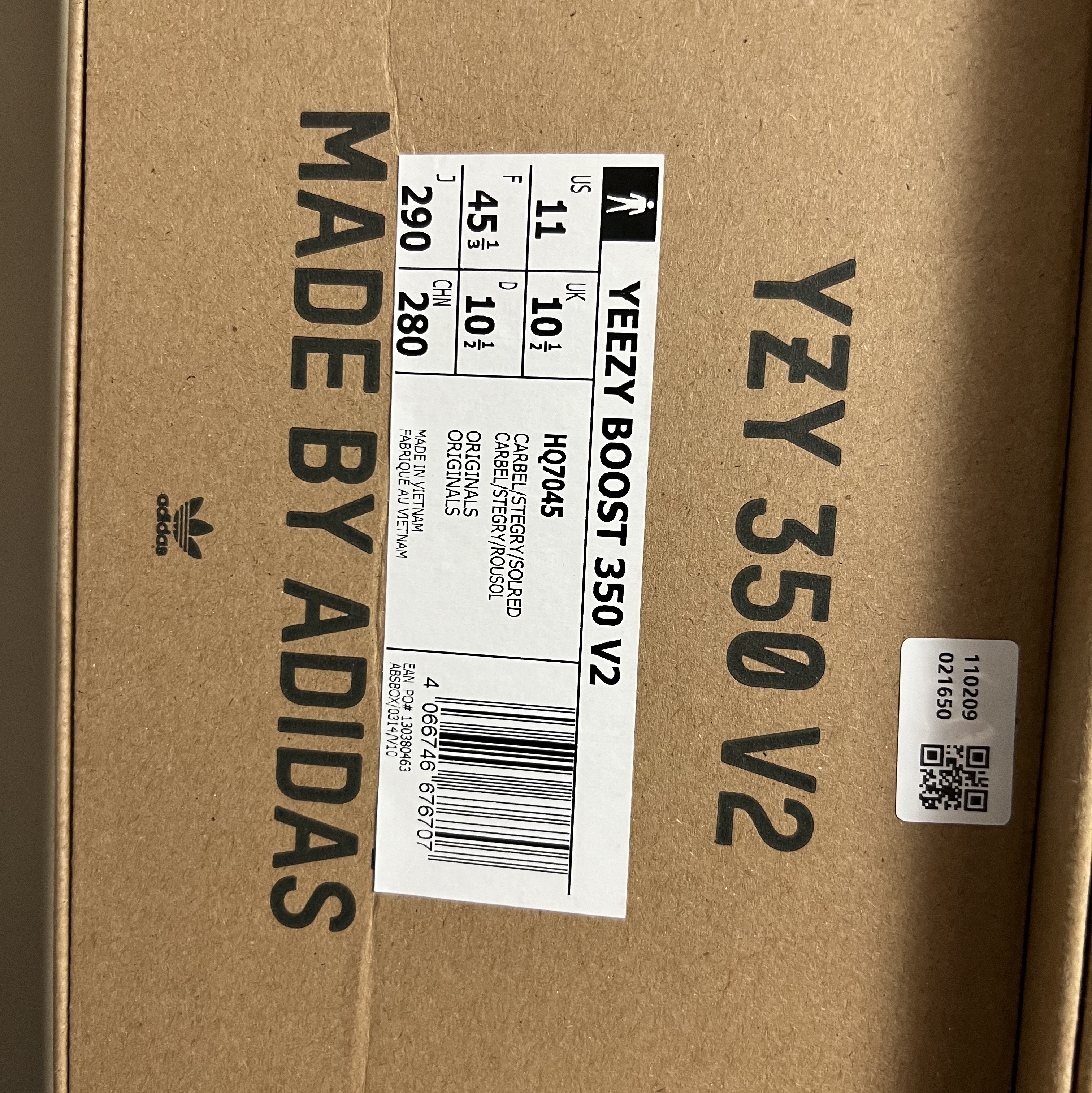 Adidas Yeezy Boost 350 V2 Carbon Beluga 착용 스타일