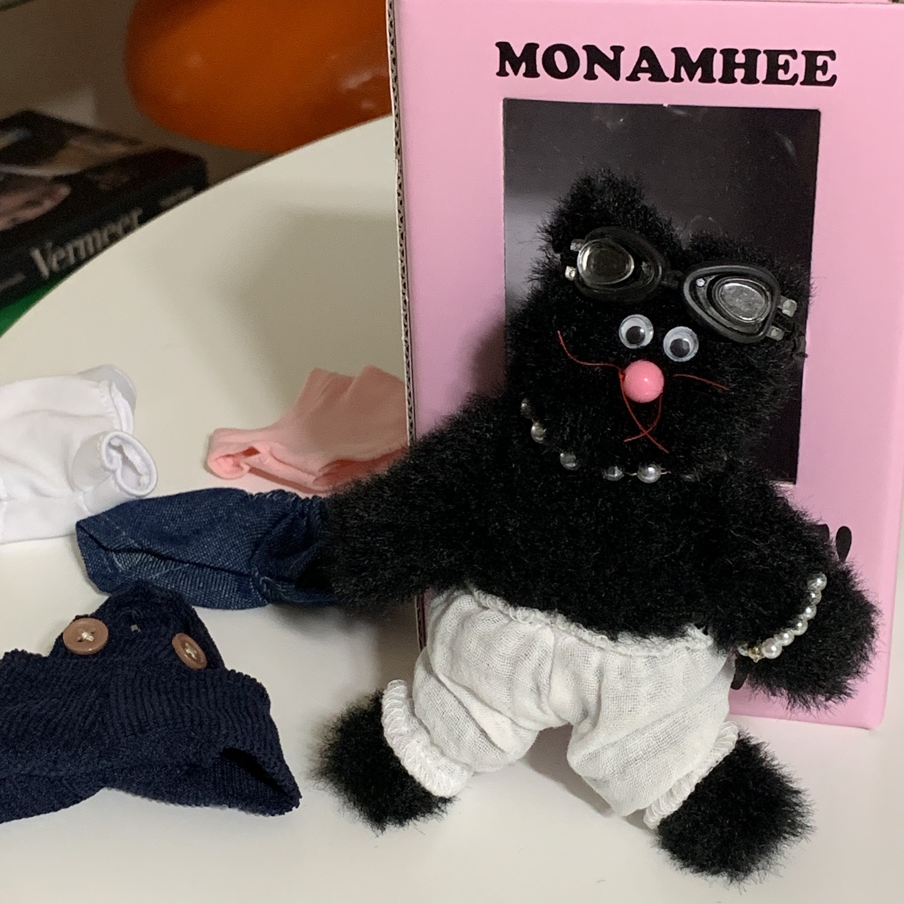 [KREAM 단독] Monamhee Beulpingi Keyring with White Pants Black 착용 스타일
