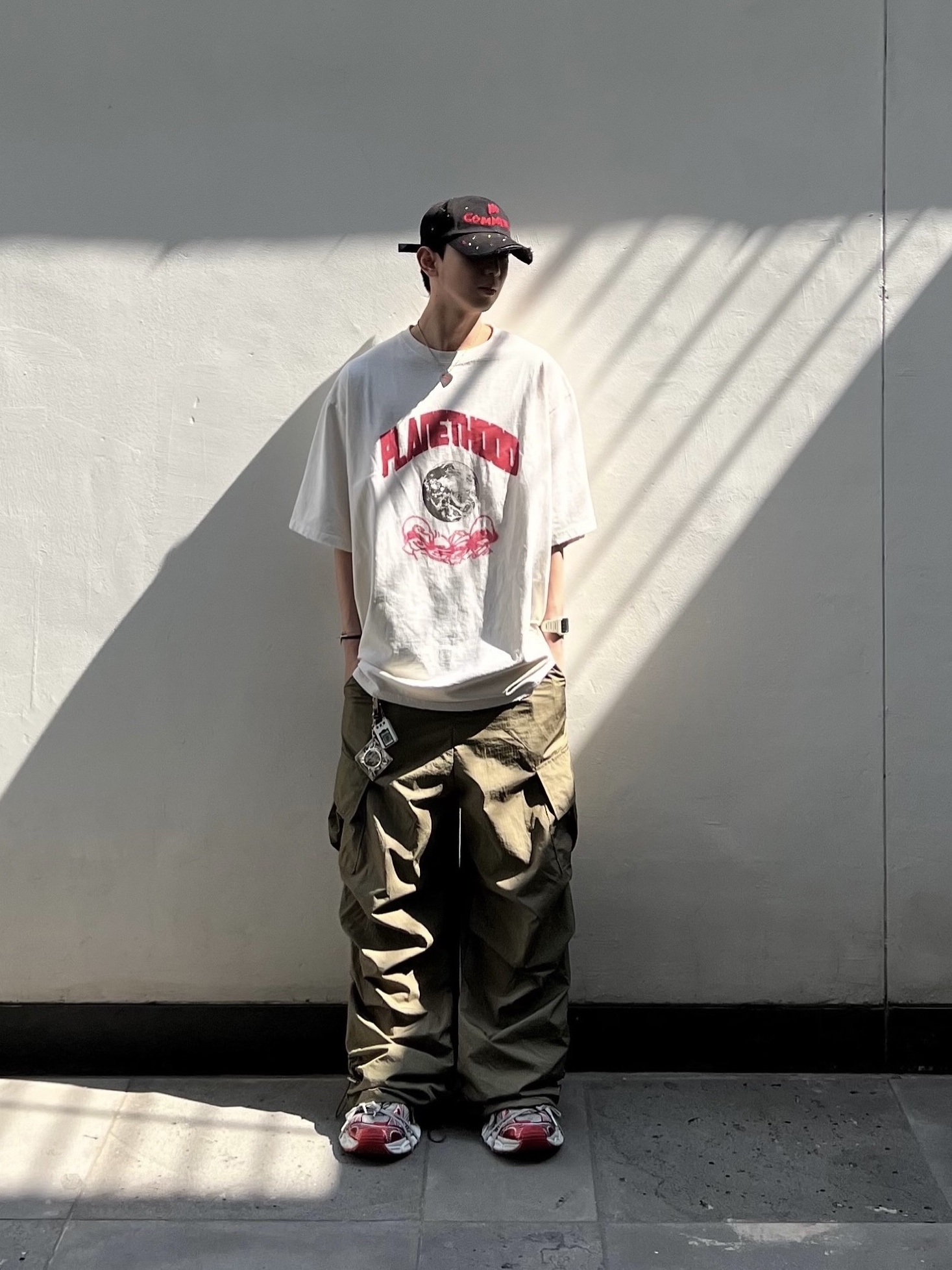 Balenciaga 3XL Sneakers White Red, Nos Couleurs No Comment Cap Black 착용 스타일 - 1