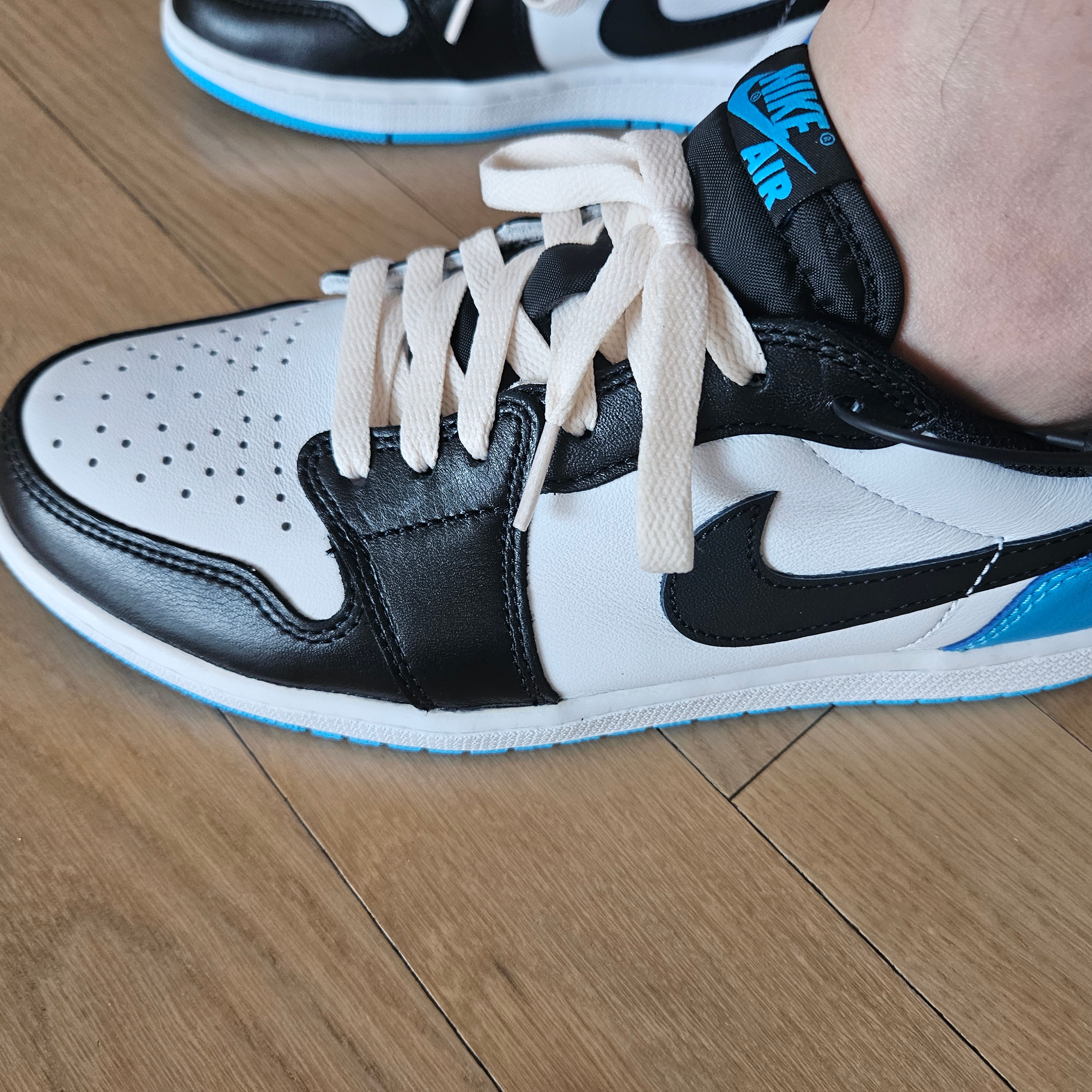 Jordan 1 Retro Low OG Black and Dark Powder Blue 착용 스타일 - 3