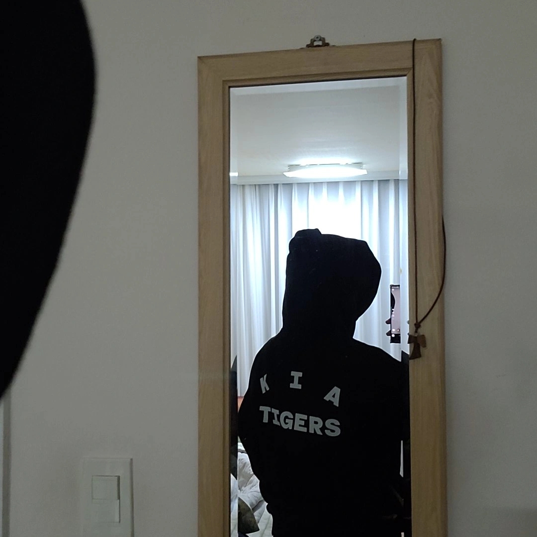 Kia Tigers x IAB Studio Brand Day Hoodie Black 착용 스타일