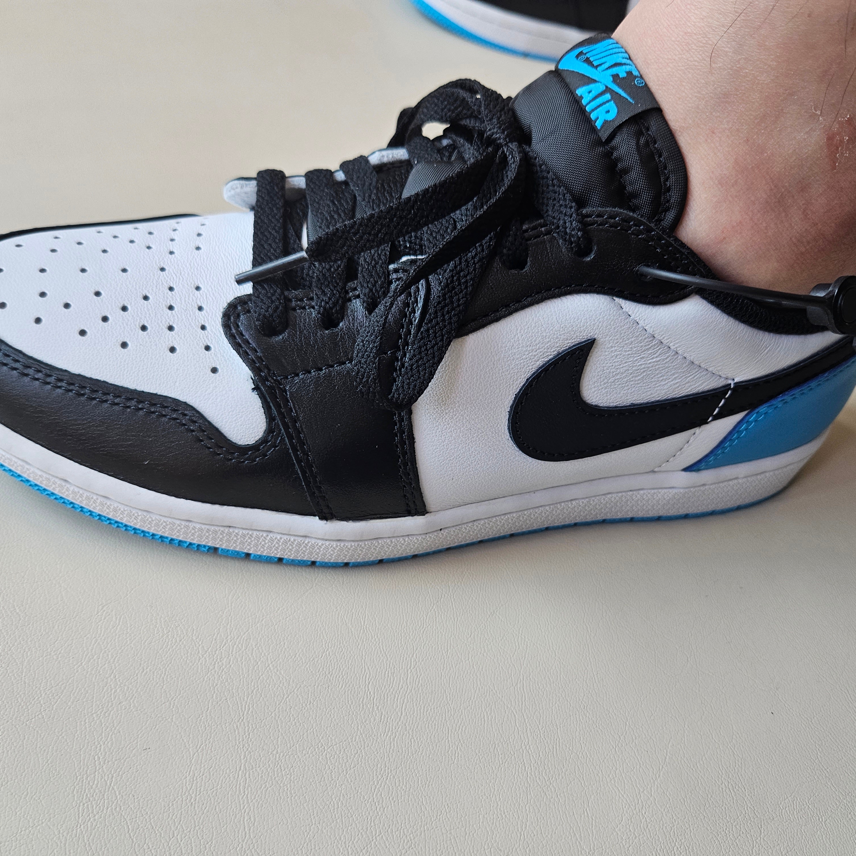 Jordan 1 Retro Low OG Black and Dark Powder Blue 착용 스타일 - 4