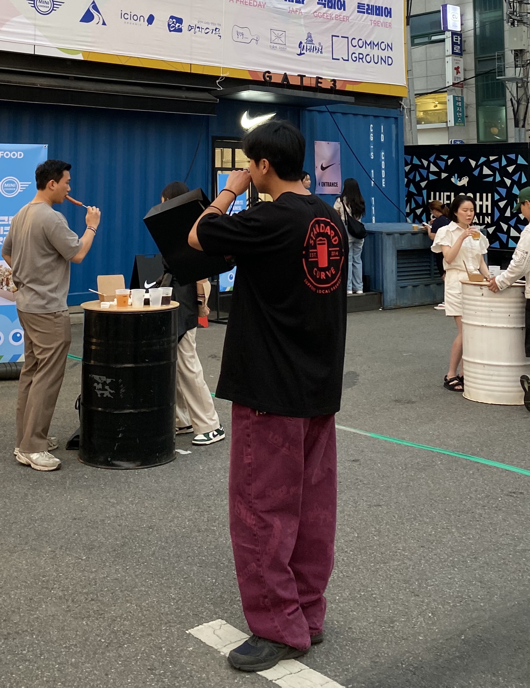 스투시 월드와이드 빅 올 진 푸시아, 뉴발란스 x JJJ자운드 990v4 네이비 착용 스타일 - 4