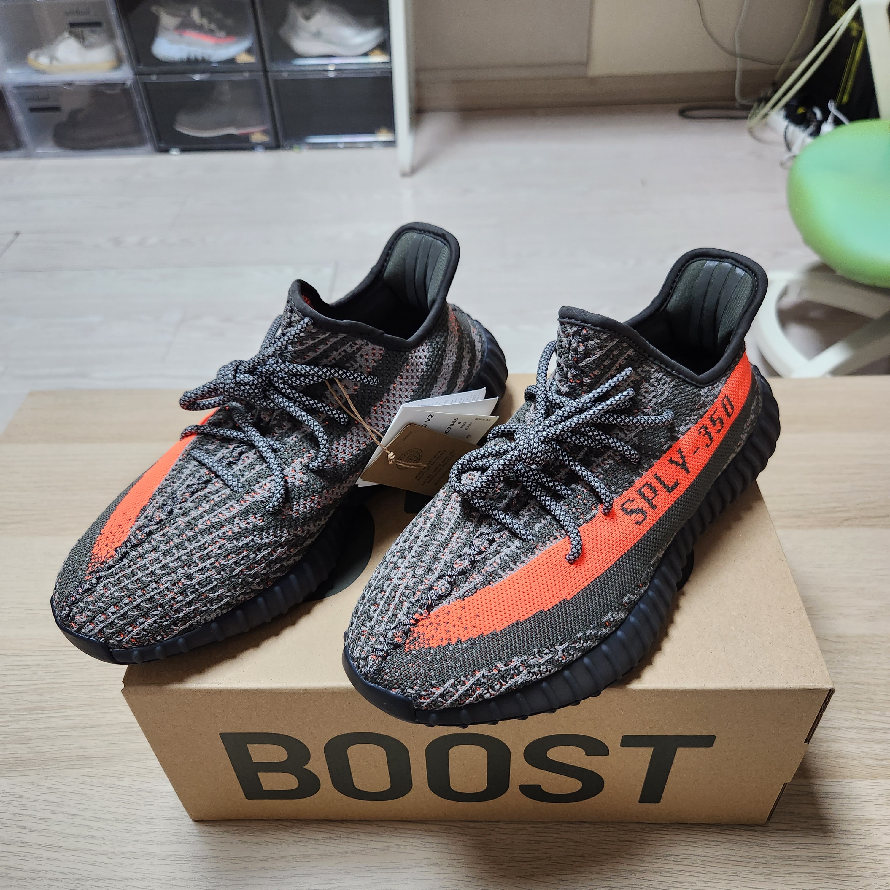 Adidas Yeezy Boost 350 V2 Carbon Beluga 착용 스타일 - 1