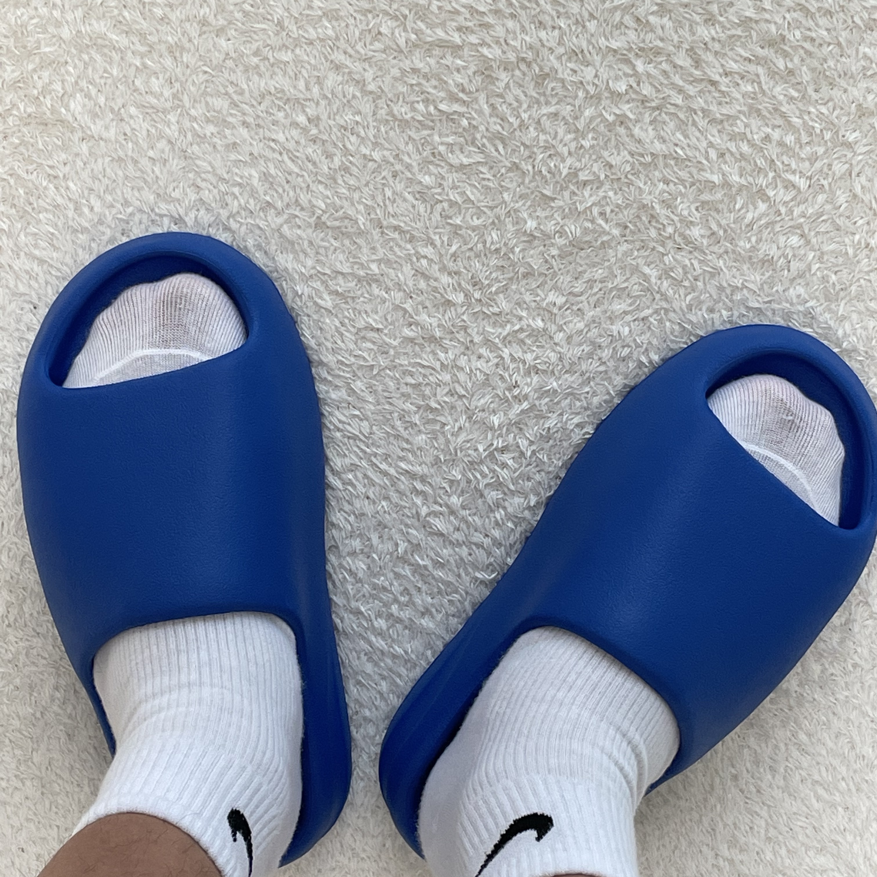 Adidas Yeezy Slide Azure 착용 스타일