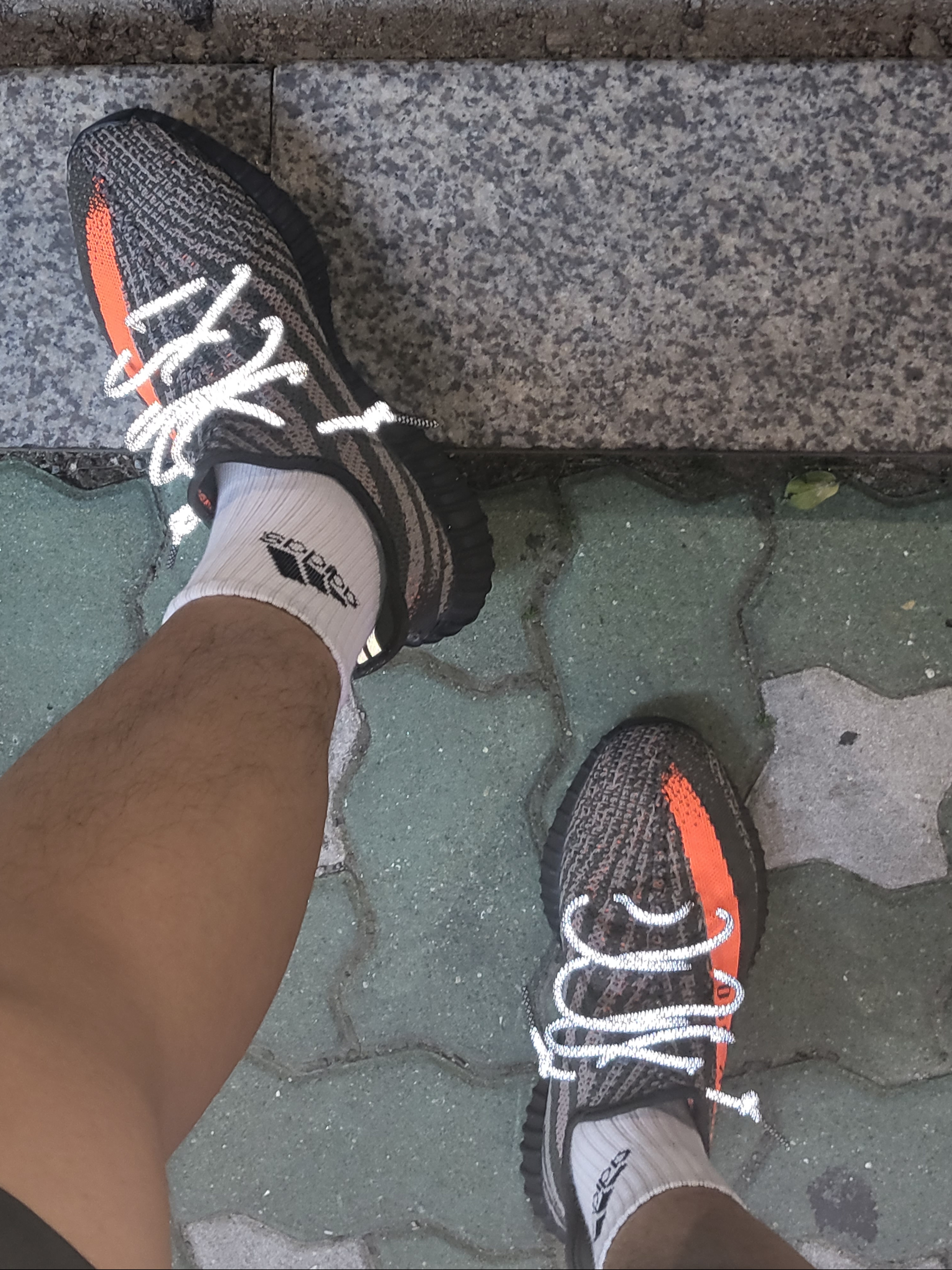 Adidas Yeezy Boost 350 V2 Carbon Beluga 착용 스타일