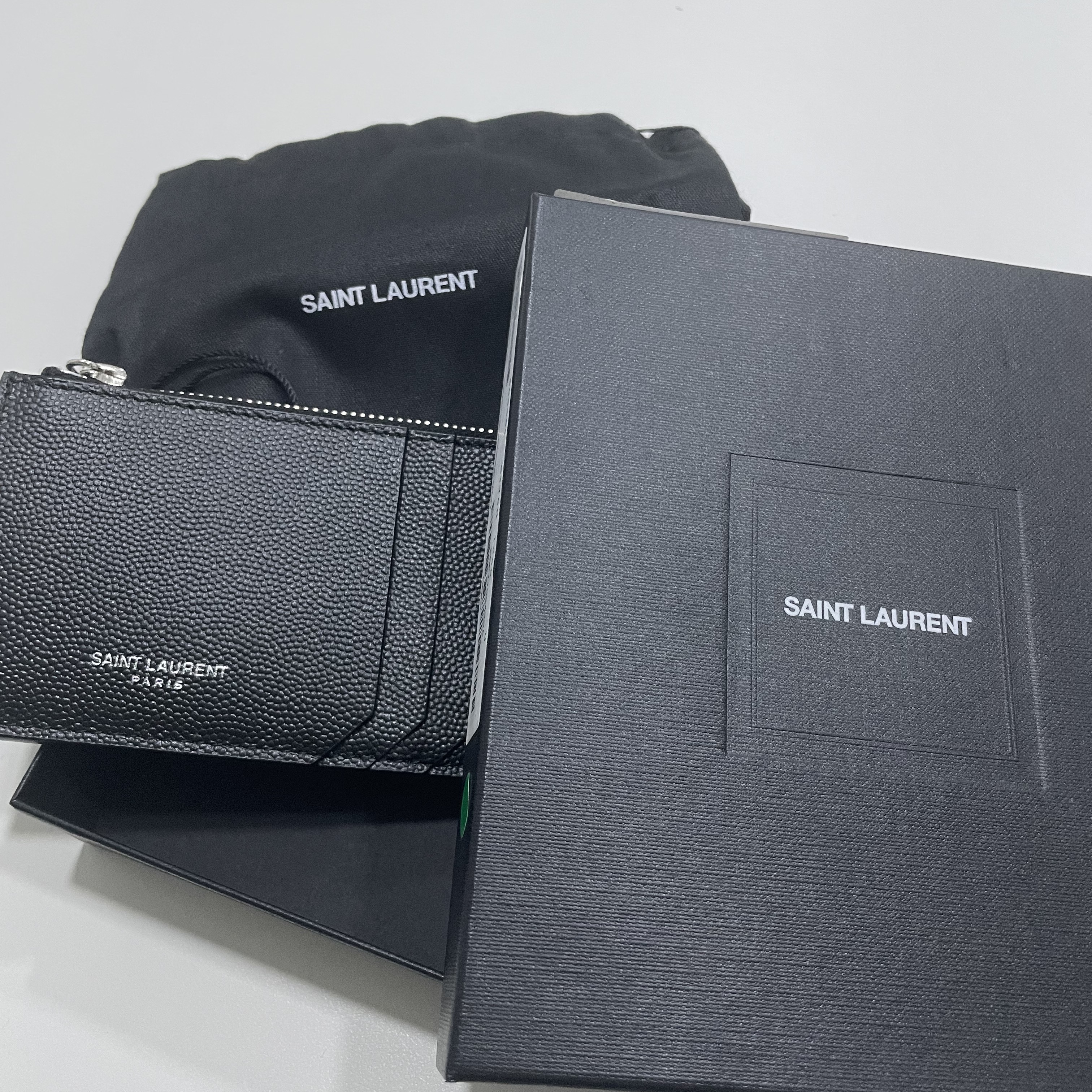 Saint Laurent Zipped Card Case Black 착용 스타일
