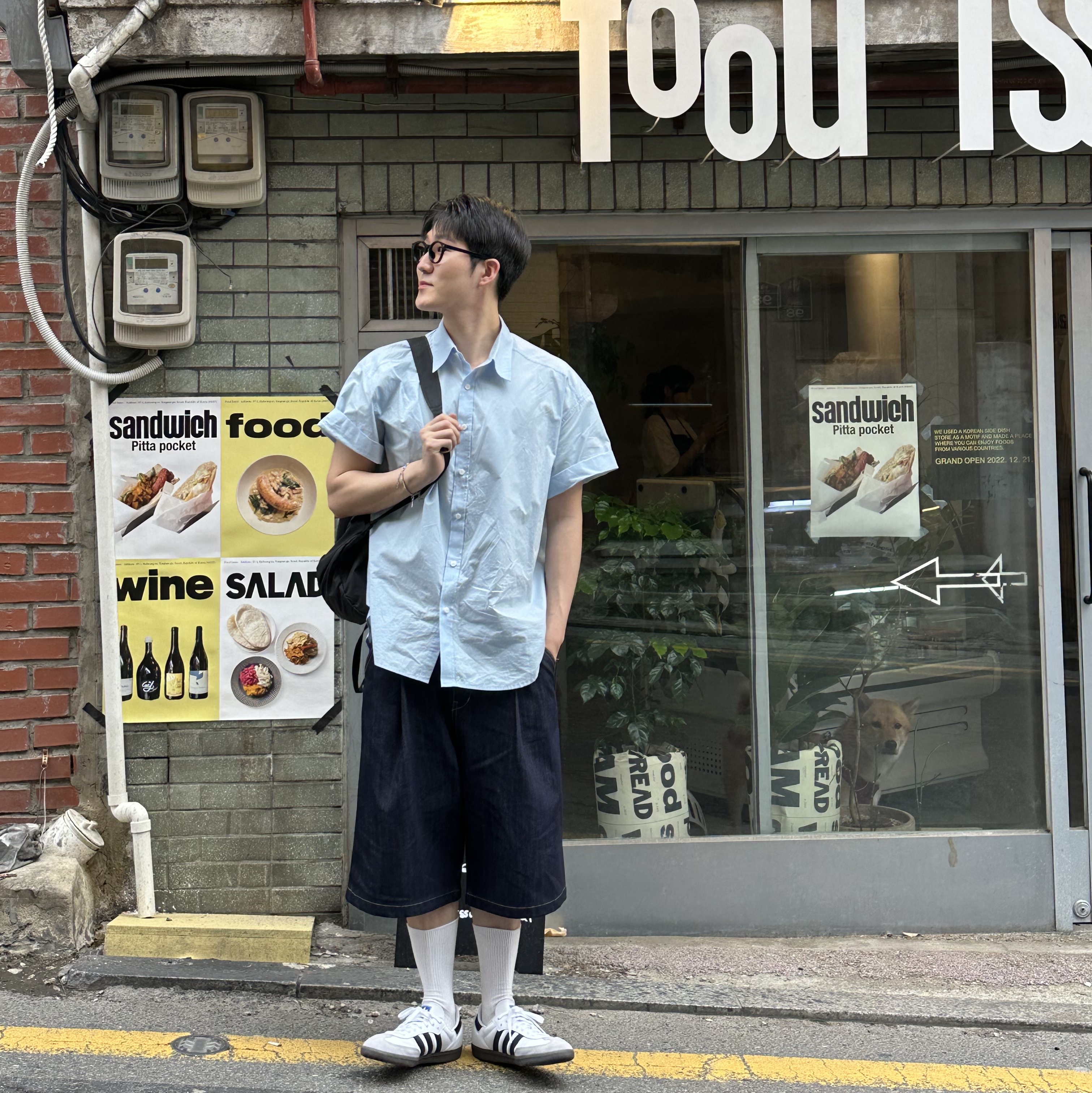 아디다스 삼바 OG 클라우드 화이트, 아크테릭스 헬리아드 15 백팩 블랙 착용 스타일 - 1