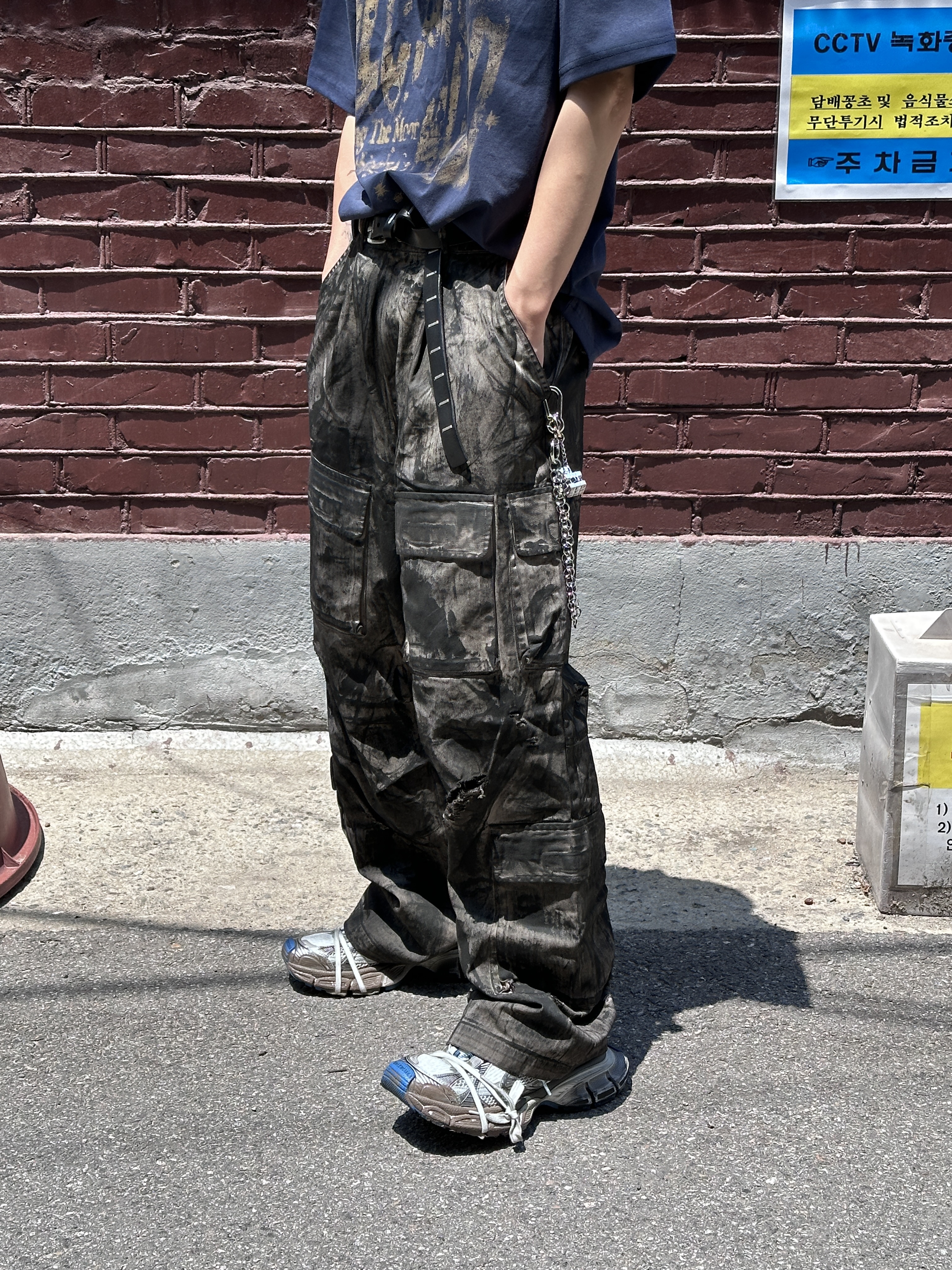 Undermycar Puke Rough Oil Coating Wide Cargo Pants Oil Black - 23SS, Balenciaga 3XL Sneakers Worn Out Grey White Blue 착용 스타일 - 5
