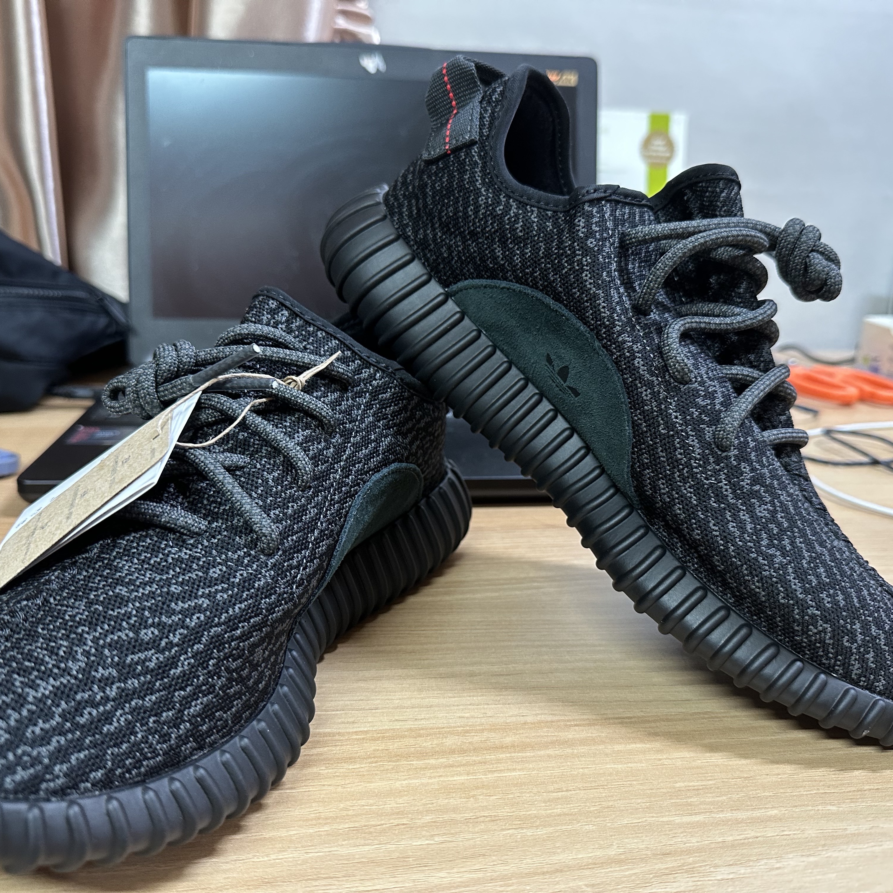 Adidas Yeezy Boost 350 Pirate Black 2023 착용 스타일