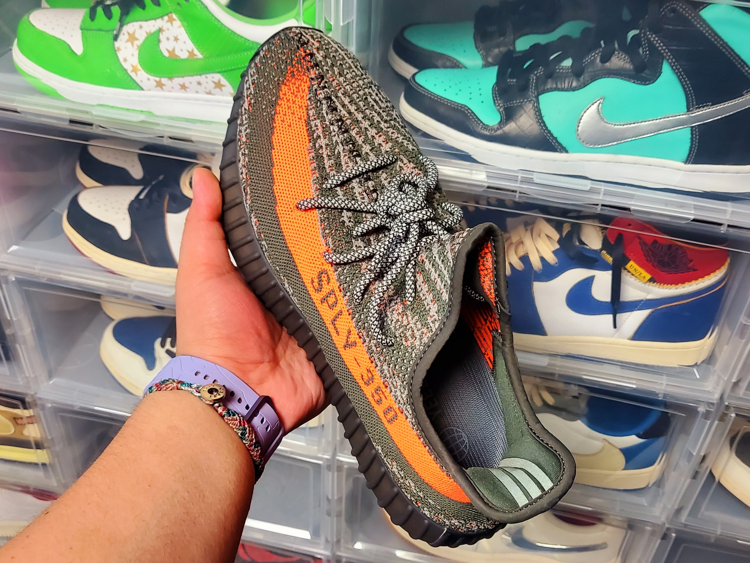 Adidas Yeezy Boost 350 V2 Carbon Beluga 착용 스타일 - 4