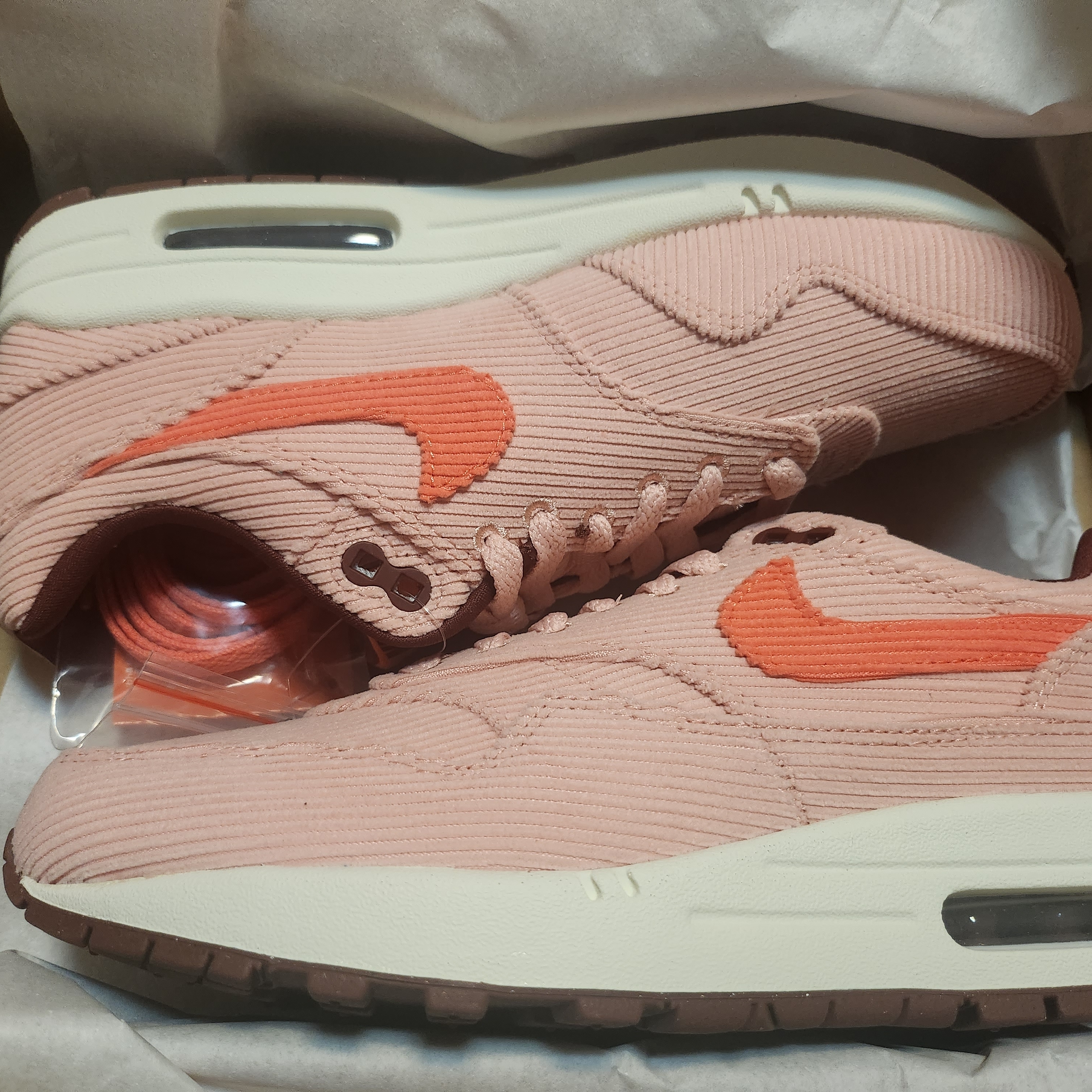 Nike Air Max 1 Premium Coral Stardust Corduroy 착용 스타일 - 2