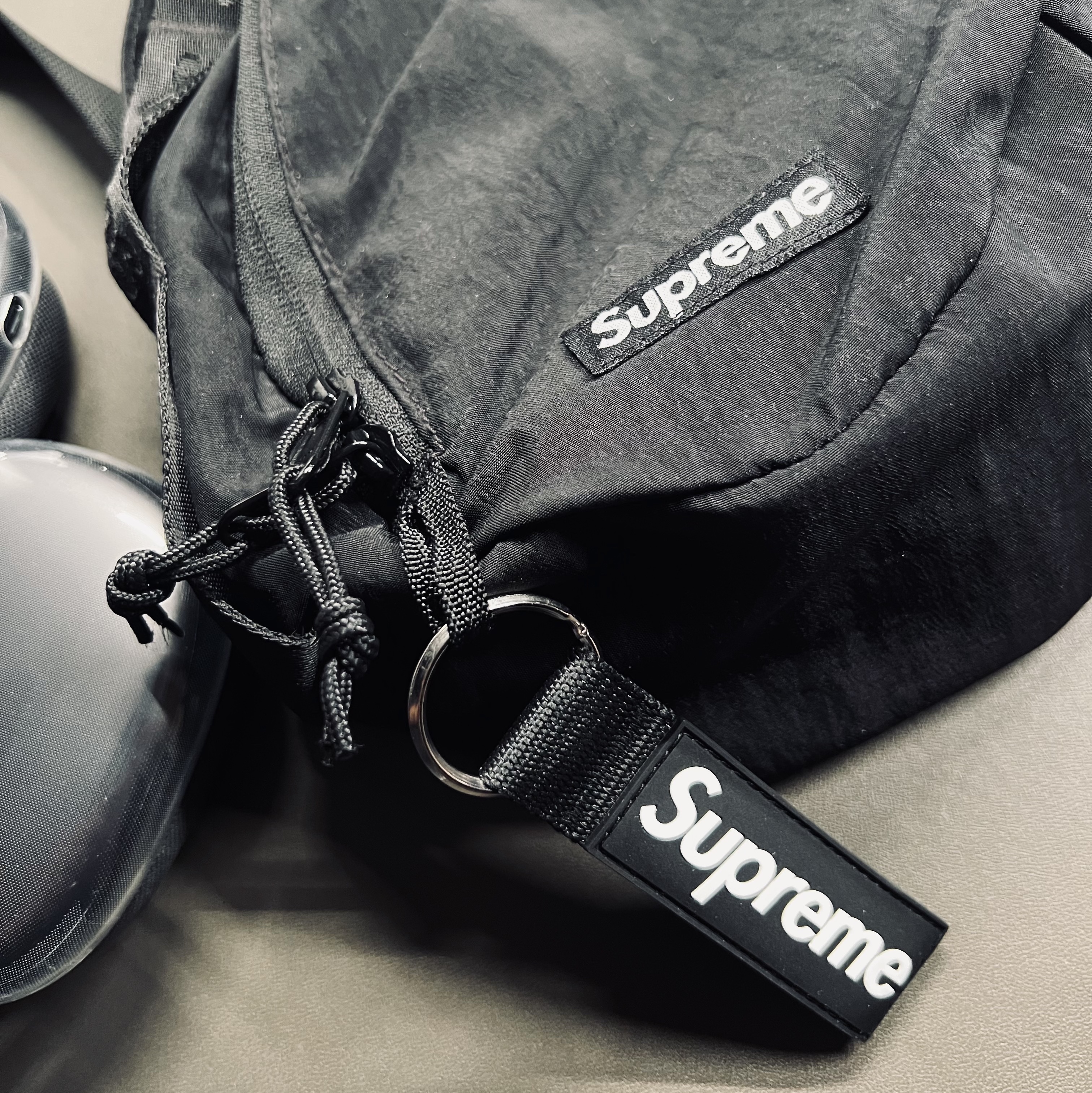 Supreme Sling Bag Black - 20FW, Supreme Webbing Keychain Black - 23SS 착용 스타일