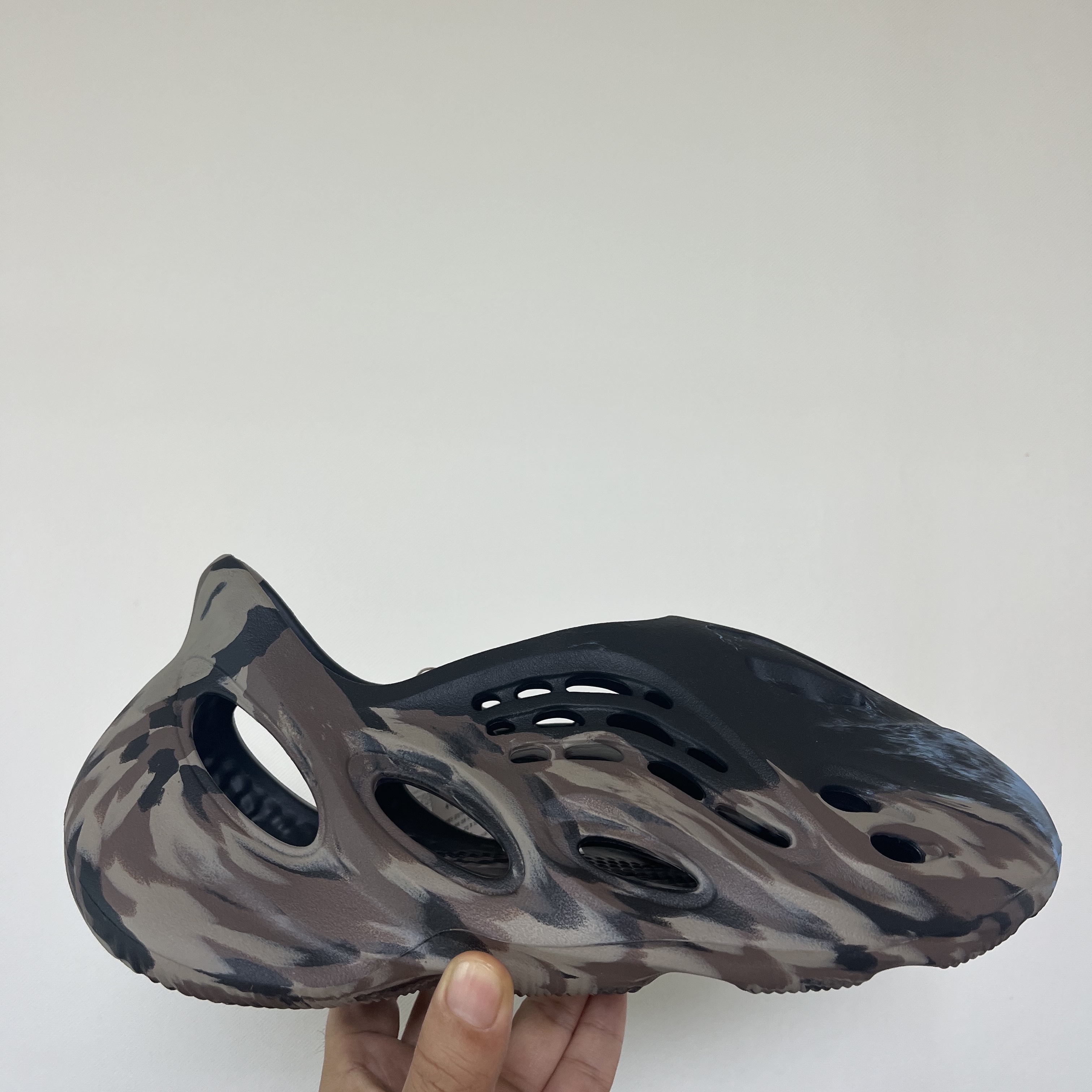 Adidas Yeezy Foam RNNR MX Cinder 착용 스타일 - 1