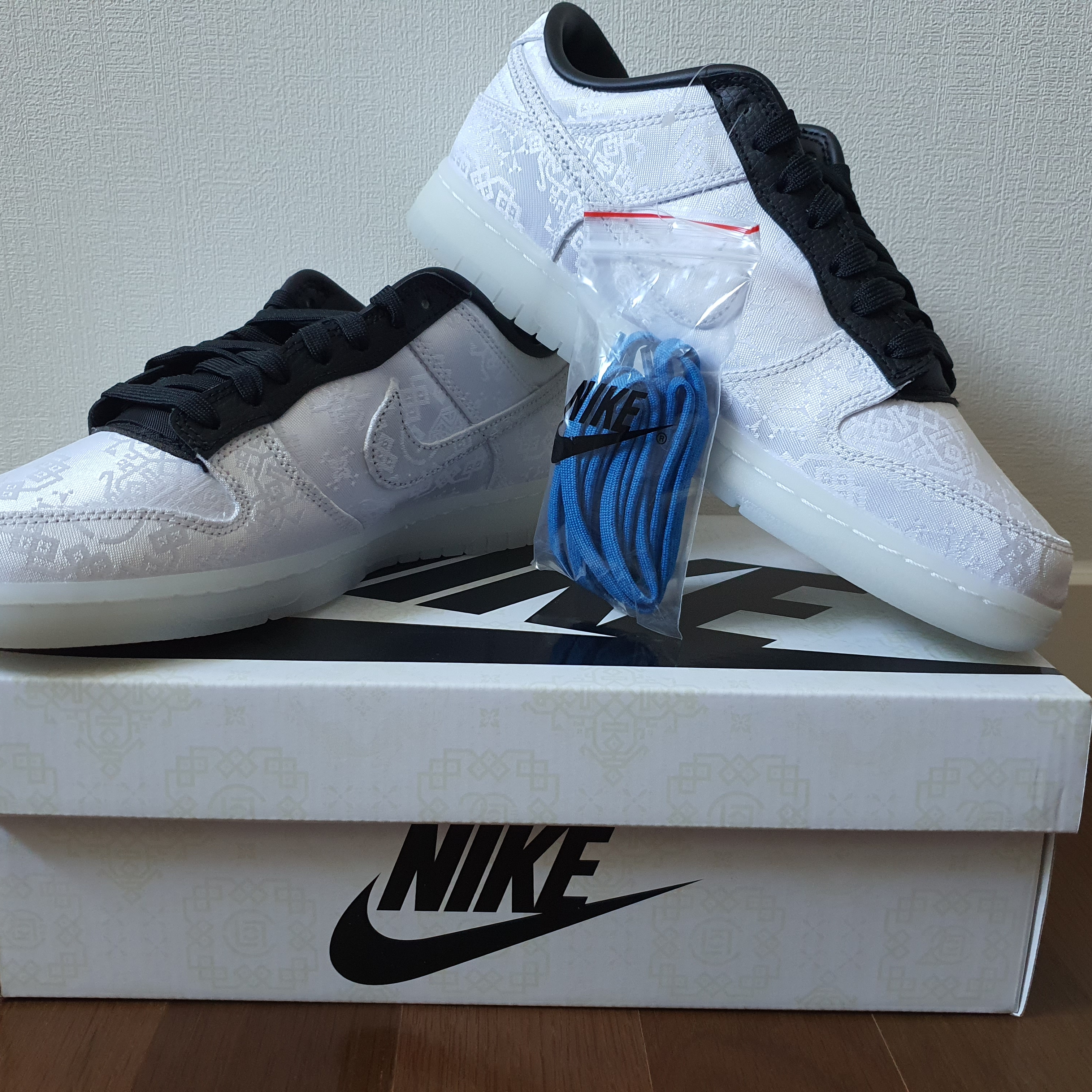 Nike x Clot x Fragment Dunk Low Black and White 착용 스타일 - 2
