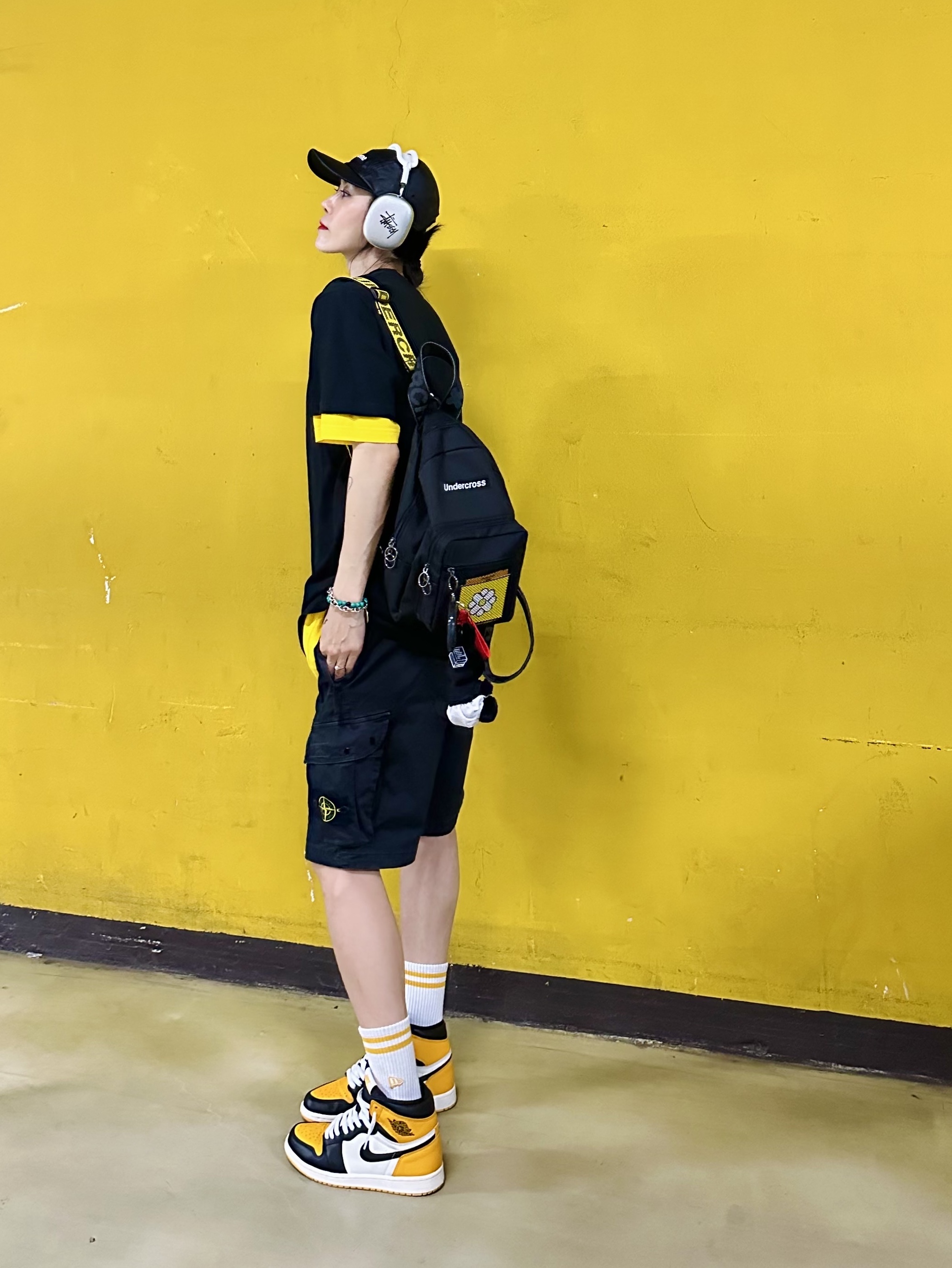 Jordan 1 Retro High OG Taxi, Stone Island L0904 Stretch Canvas Cargo Shorts Black - 21SS 착용 스타일 - 1
