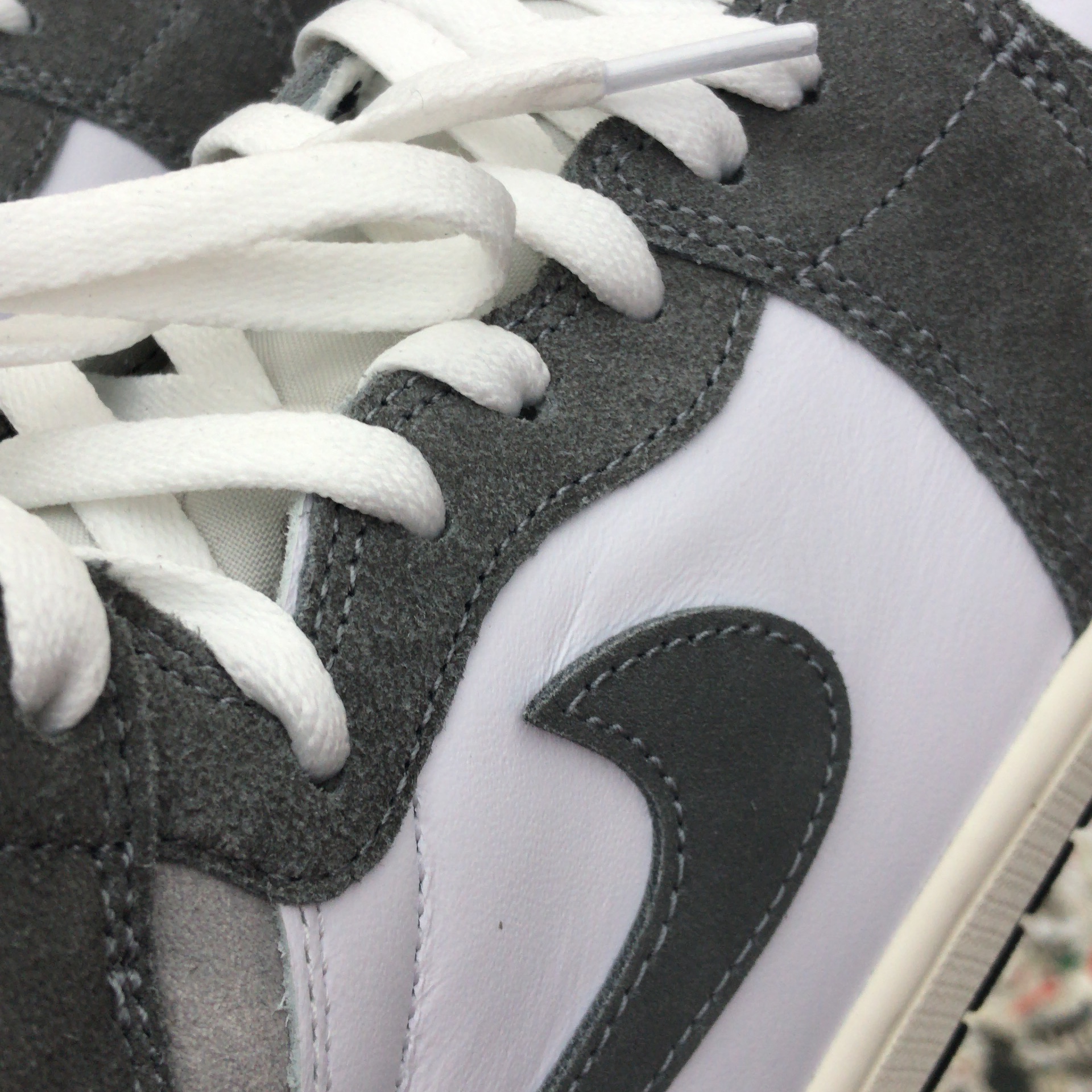 Jordan 1 Retro High OG Black and Smoke Grey 착용 스타일 - 4