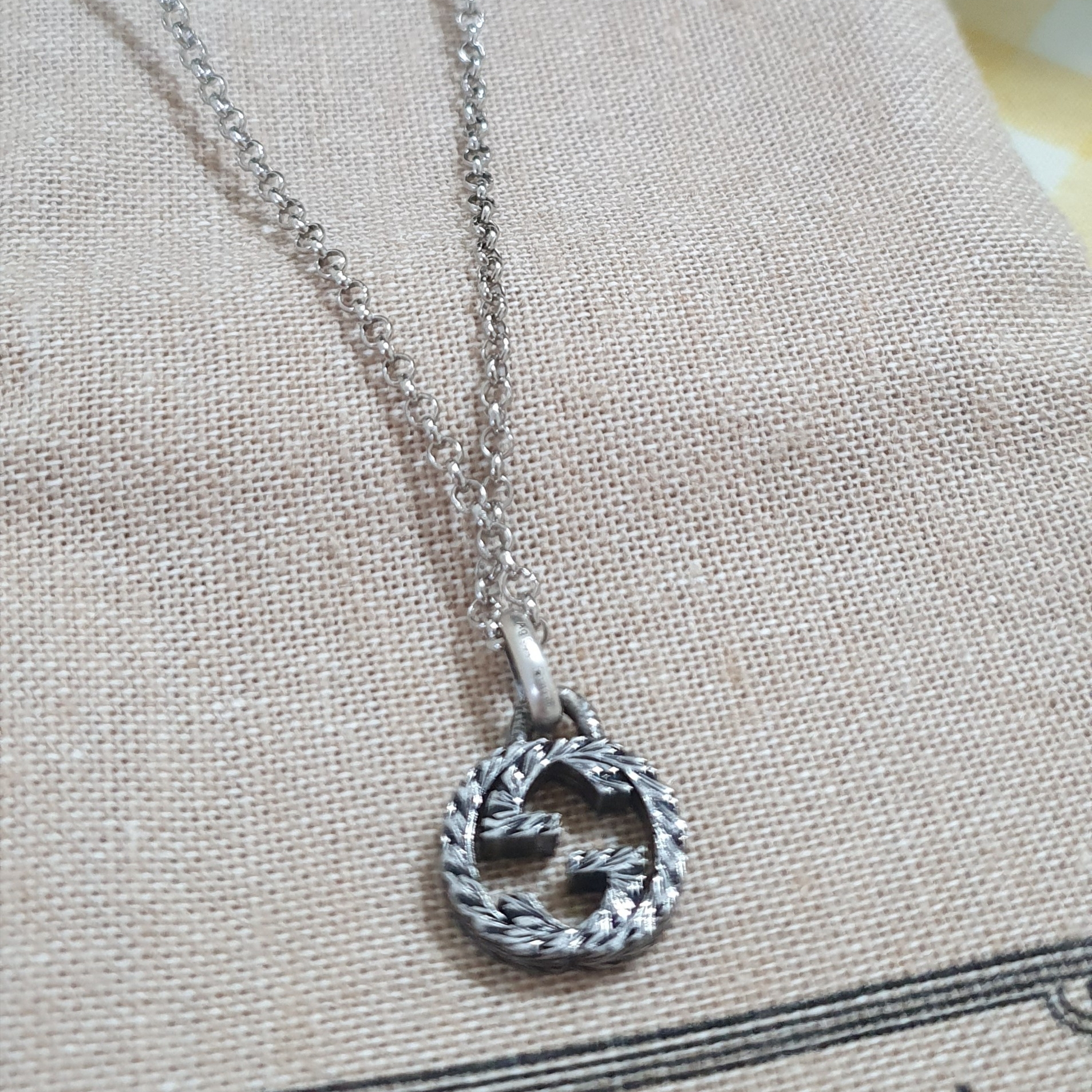 Gucci Interlocking G Pendant Necklace Silver 착용 스타일