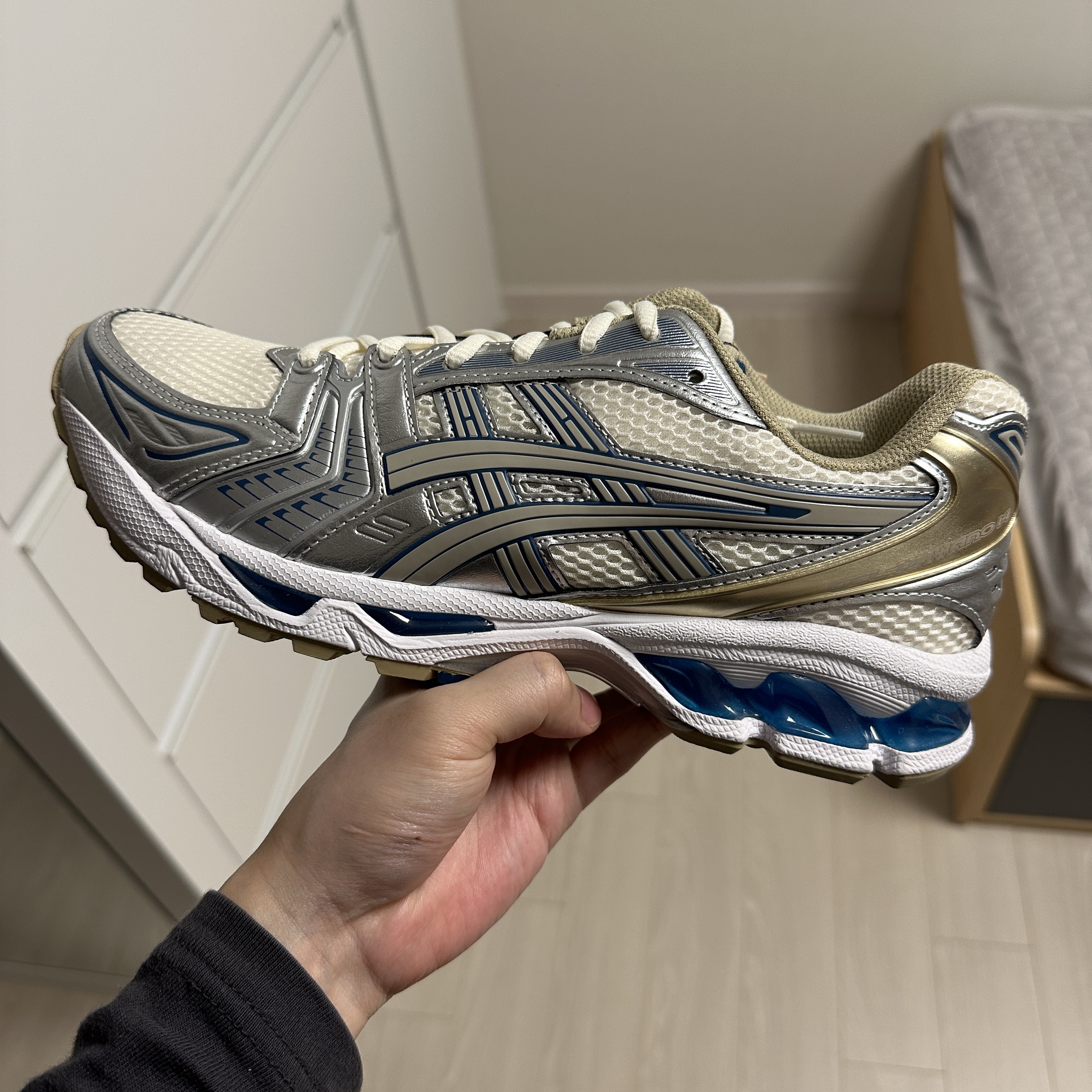 Asics Gel-Kayano 14 Cream Pure Silver 착용 스타일