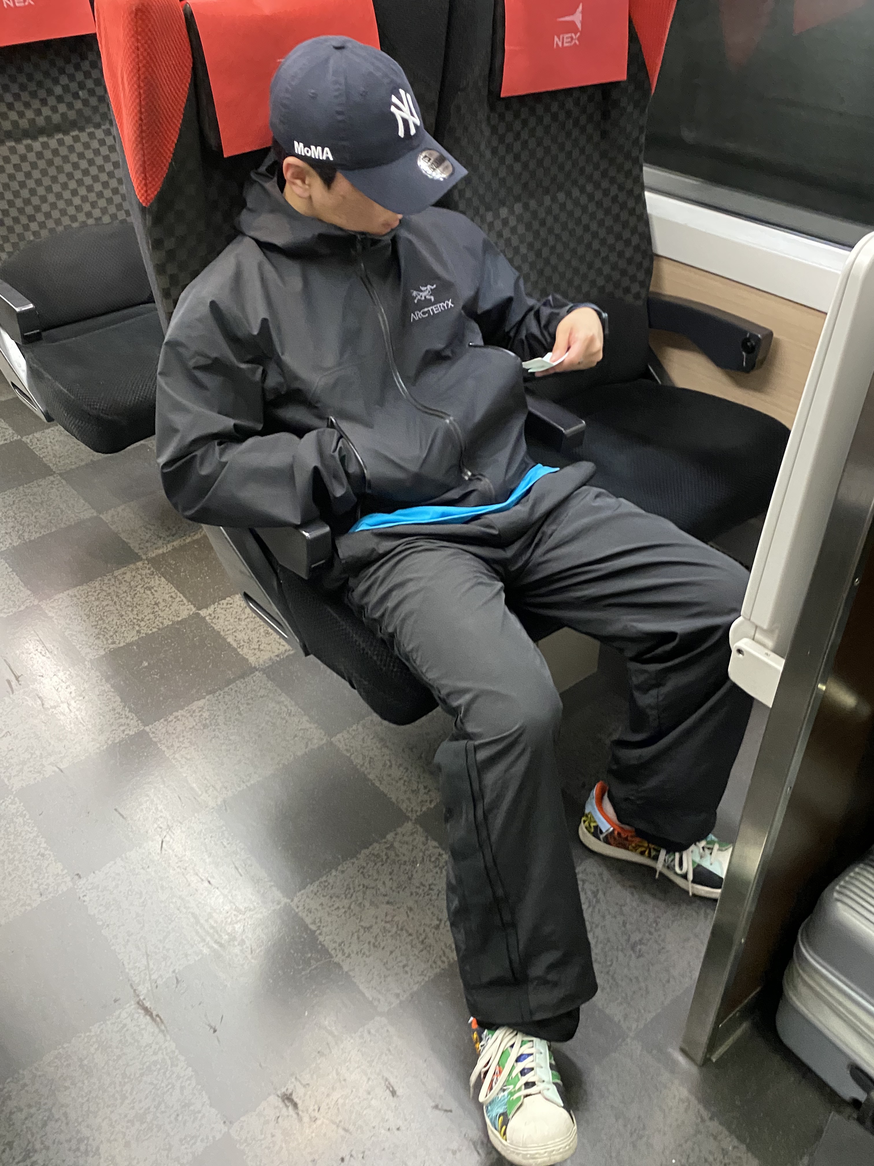 Arc'teryx Beta Jacket Black, New Era x MoMA New York Yankees Cap Navy 착용 스타일
