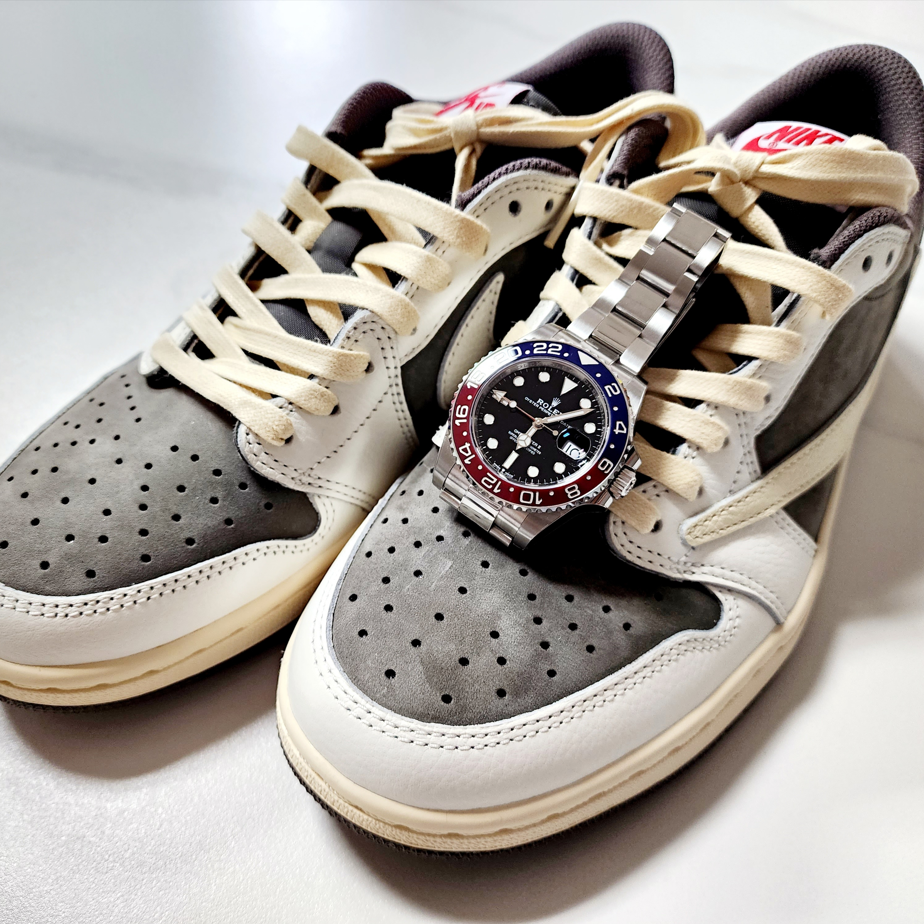 Jordan 1 x Travis Scott Retro Low OG SP Sail and Ridgerock 착용 스타일