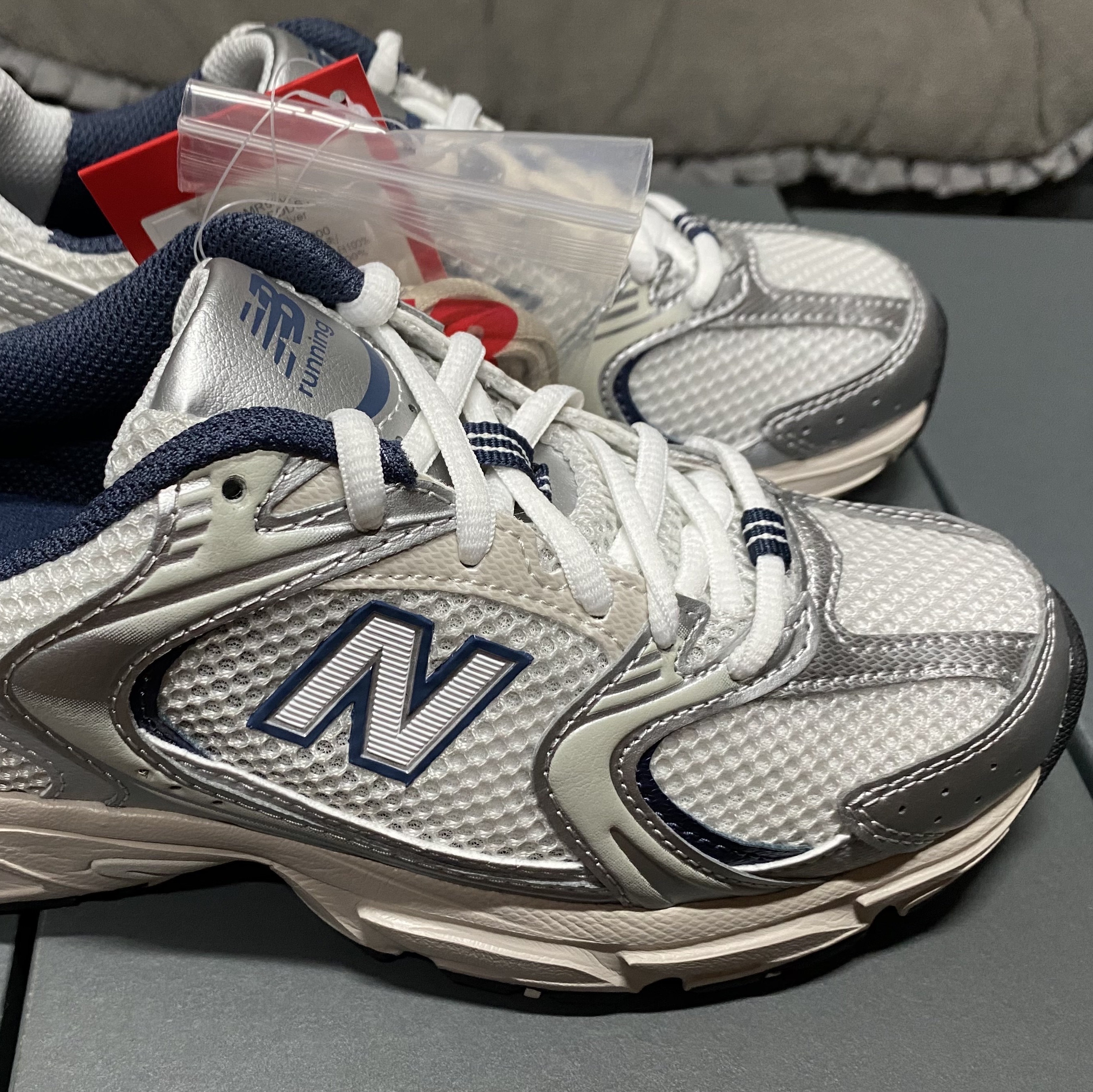 New Balance 530 Steel Grey 착용 스타일 - 3