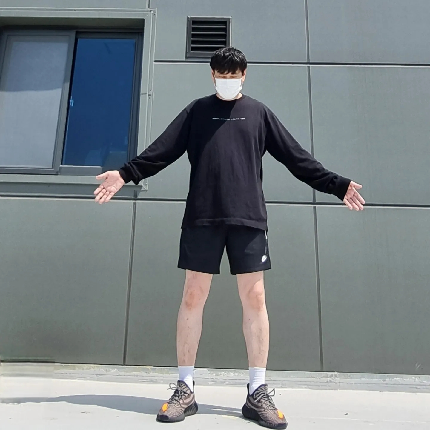 아디다스 이지 부스트 350 V2 카본 벨루가, 나이키 NSW 우븐 쇼츠 블랙 - 아시아 착용 스타일 - 1