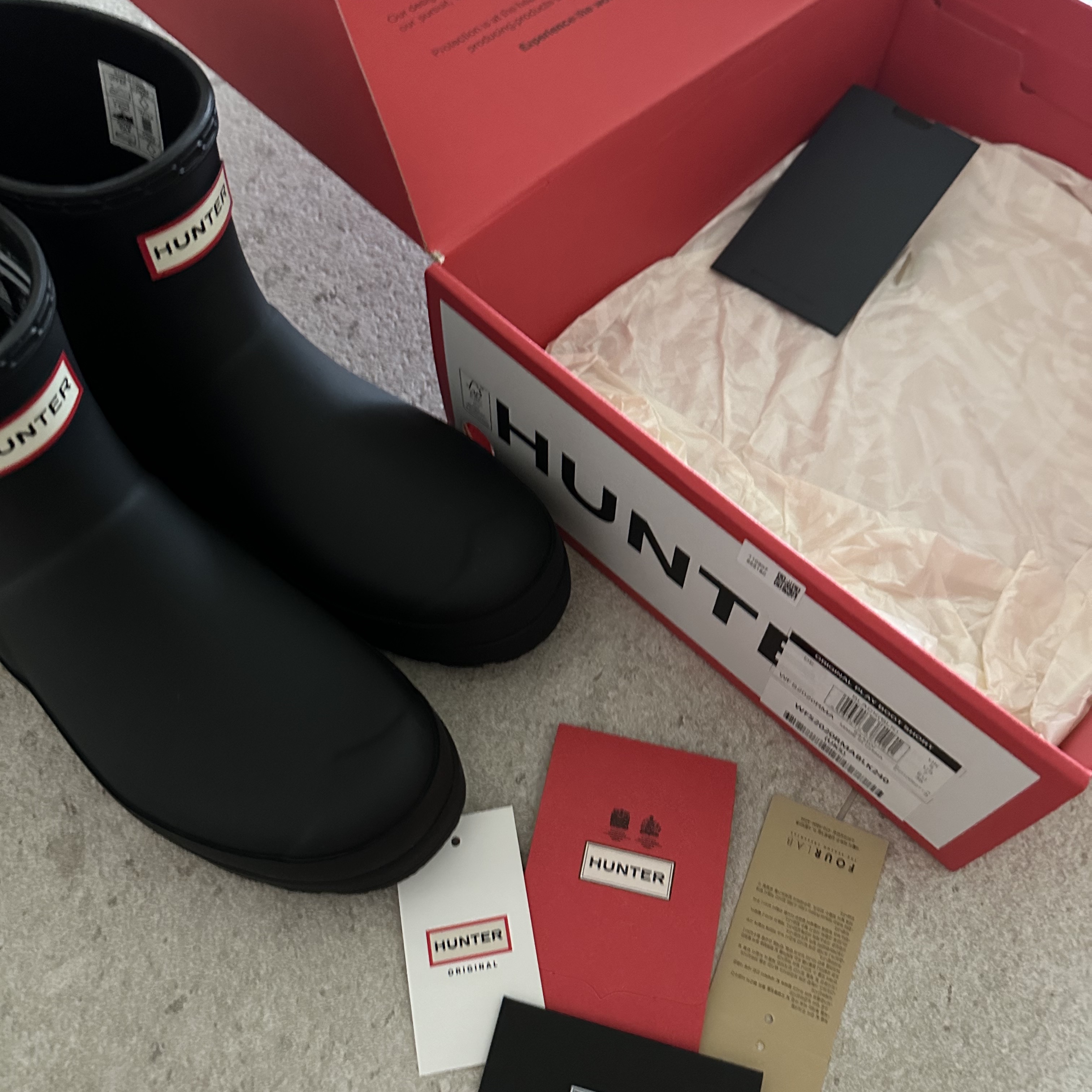 (W) Hunter Play Short Rain Boots Black 착용 스타일 - 2