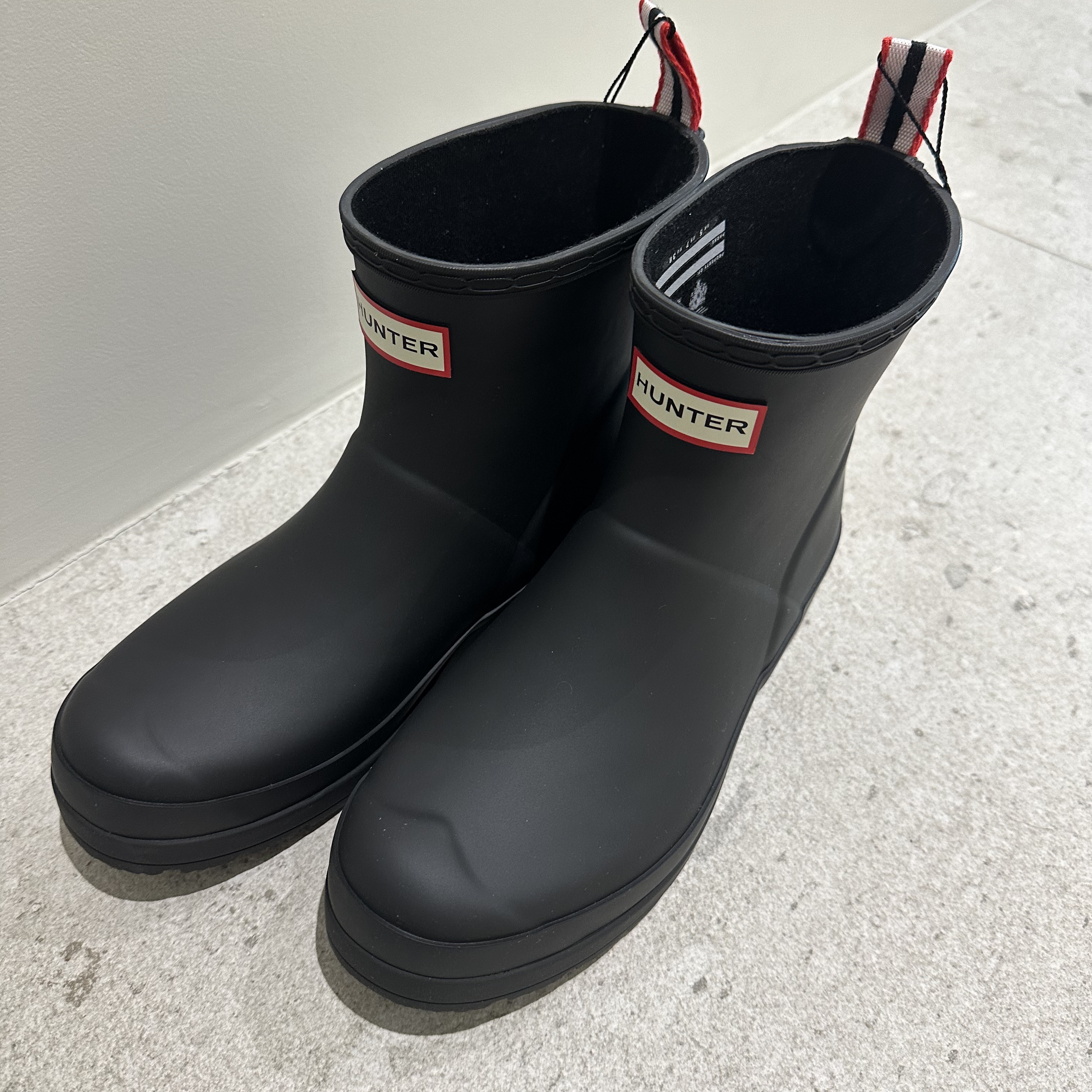 (W) Hunter Play Short Rain Boots Black 착용 스타일 - 4