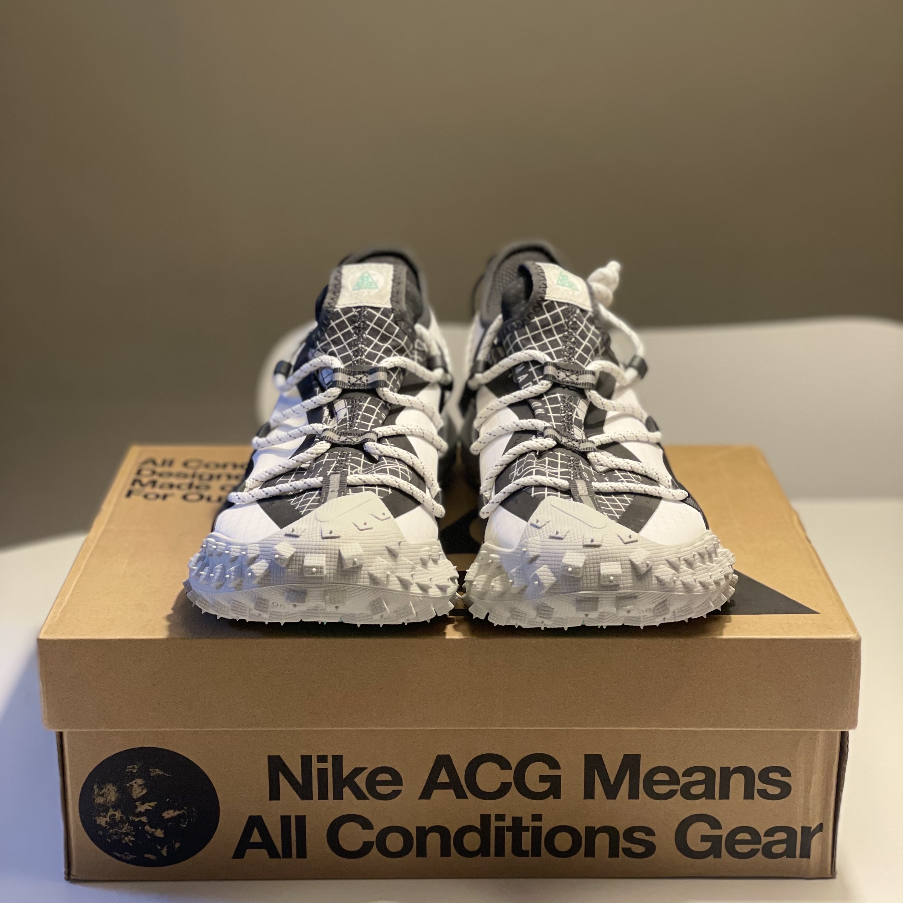 Nike ACG Mountain Fly Low SE White and Black 착용 스타일 - 3