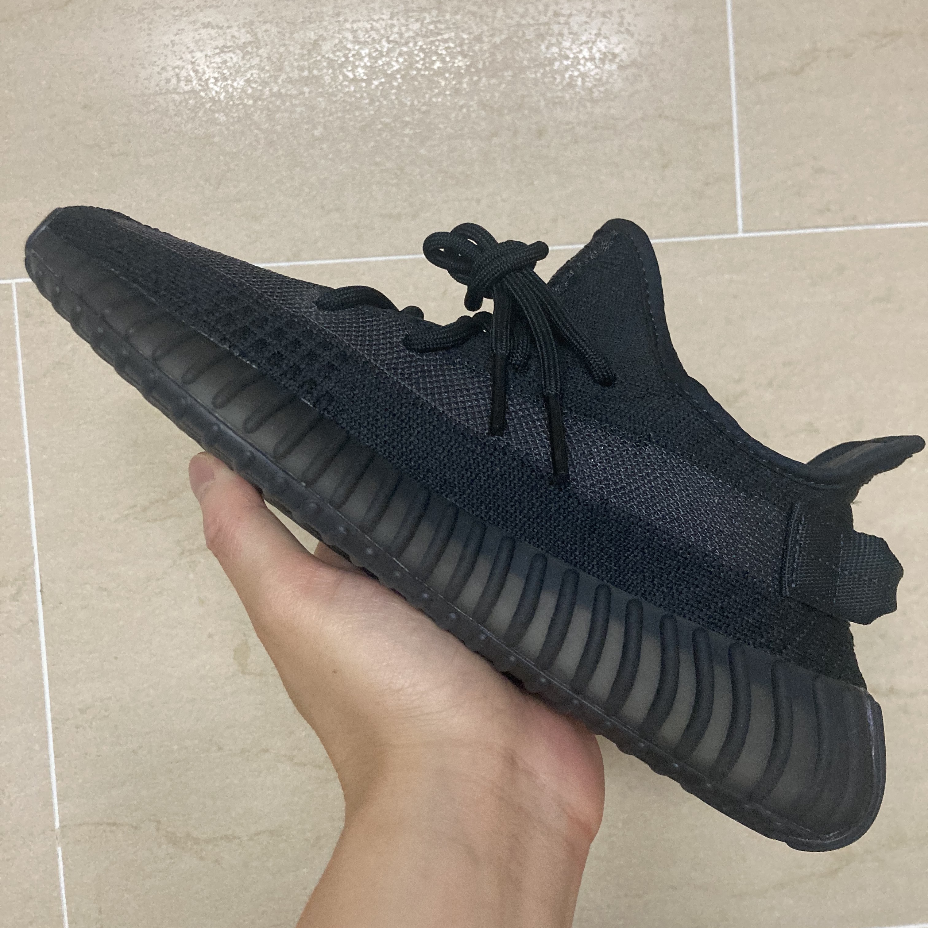 Adidas Yeezy Boost 350 V2 Onyx 착용 스타일