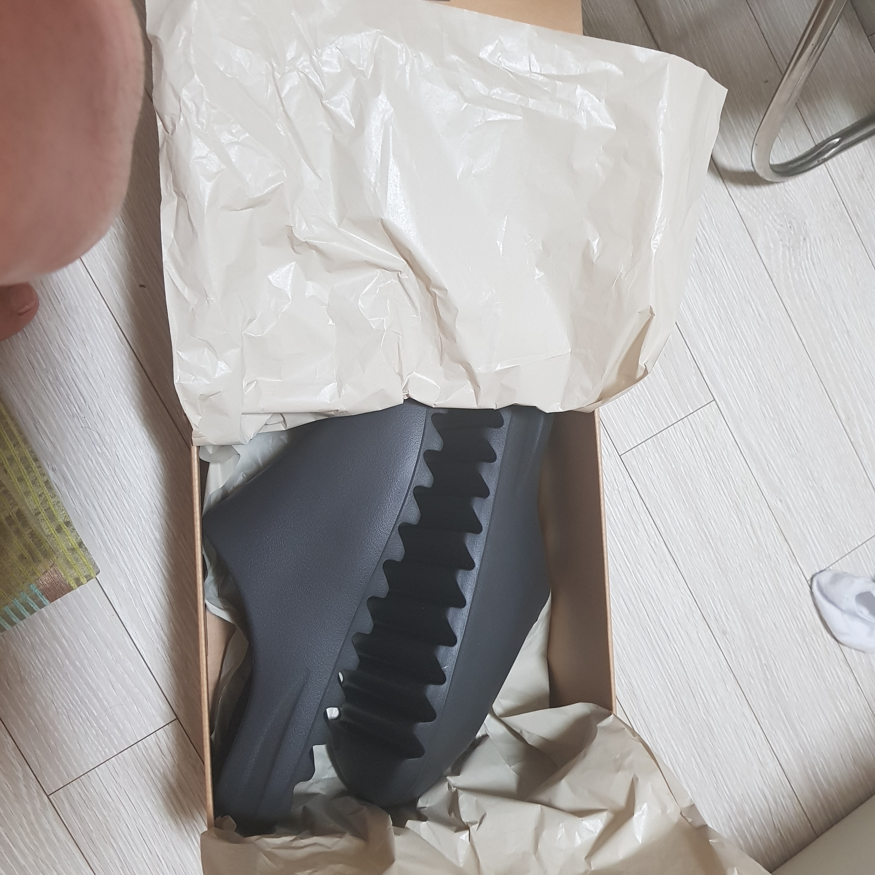 Adidas Yeezy Slide Onyx 착용 스타일