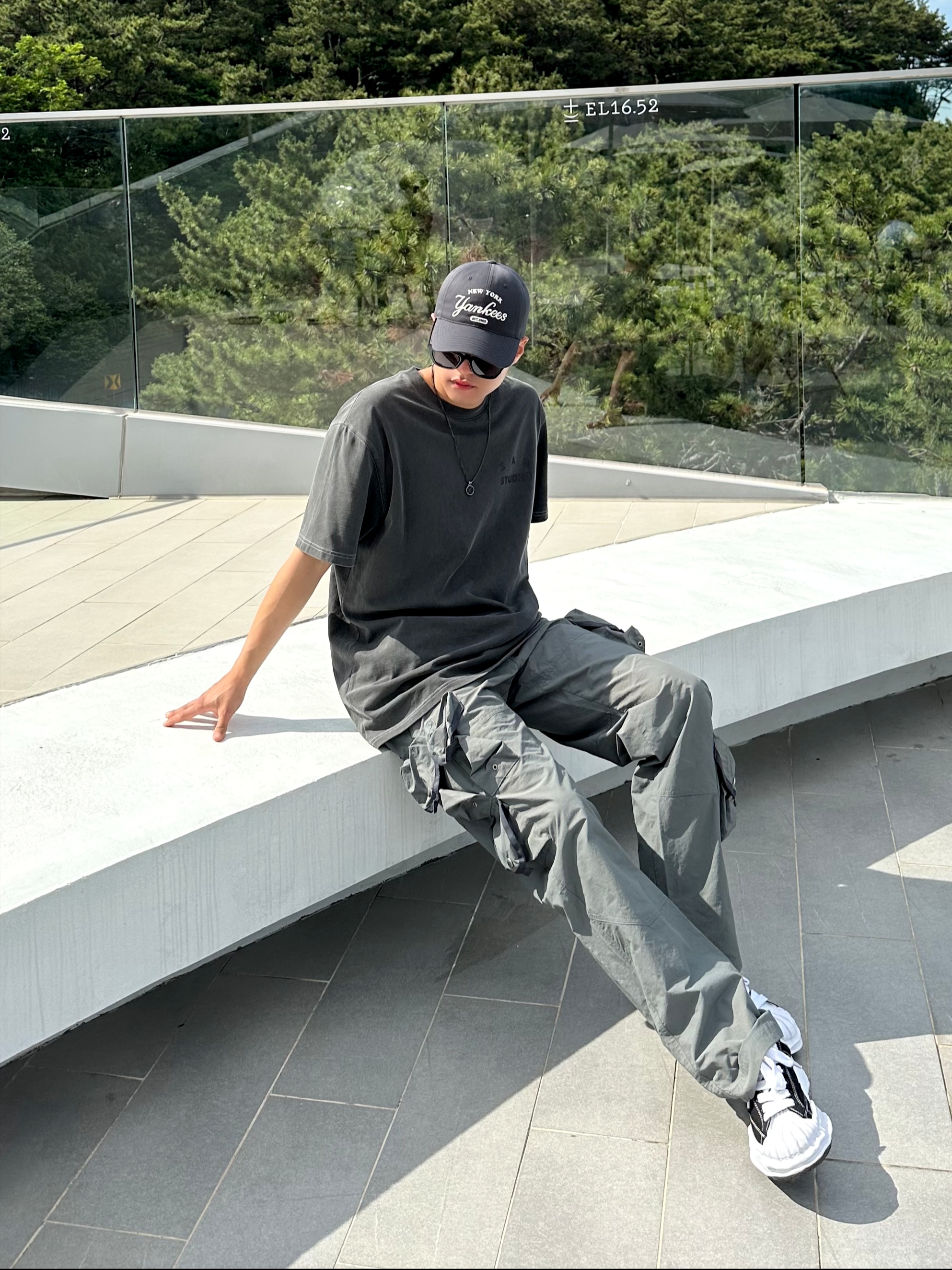 Maison Mihara Yasuhiro Blakey OG Sole Canvas Low-top Sneakers Black White 착용 스타일 - 2