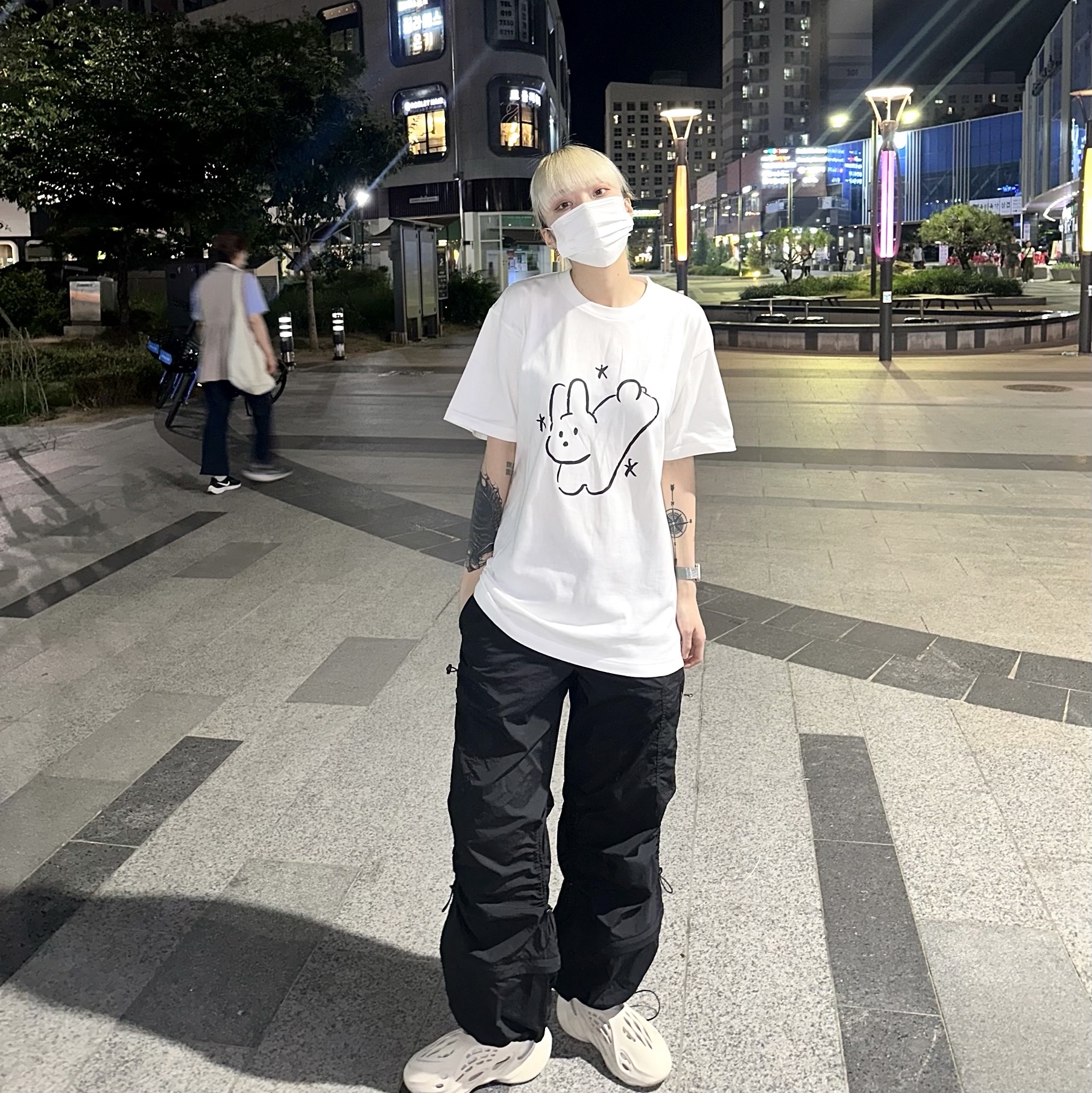 Adidas Yeezy Foam RNNR Sand 착용 스타일