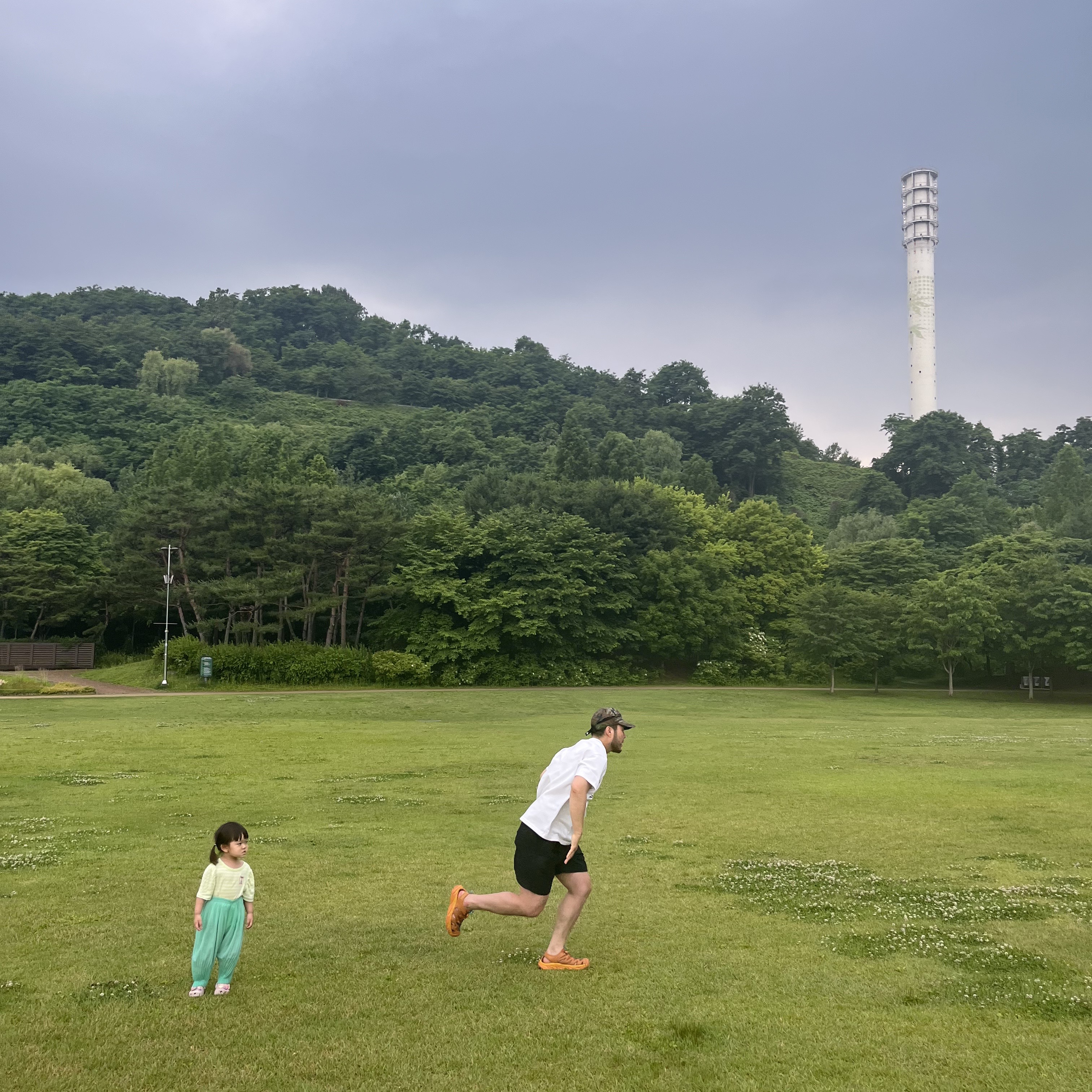호카 호파라 데저트 선, 나이키 NRG ACG 트레일 쇼츠 블랙 다크 스모크 그레이 - 아시아 착용 스타일 - 2