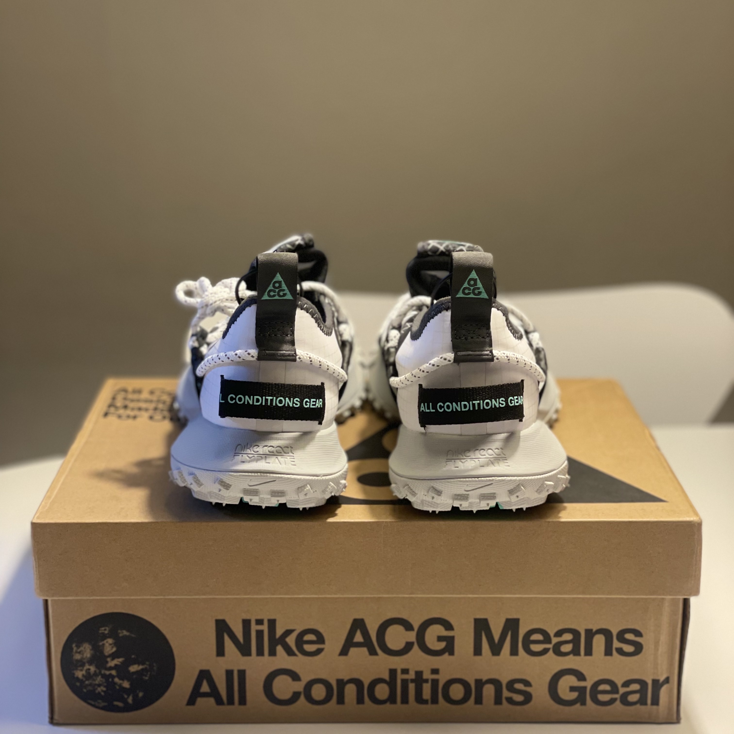 Nike ACG Mountain Fly Low SE White and Black 착용 스타일 - 4