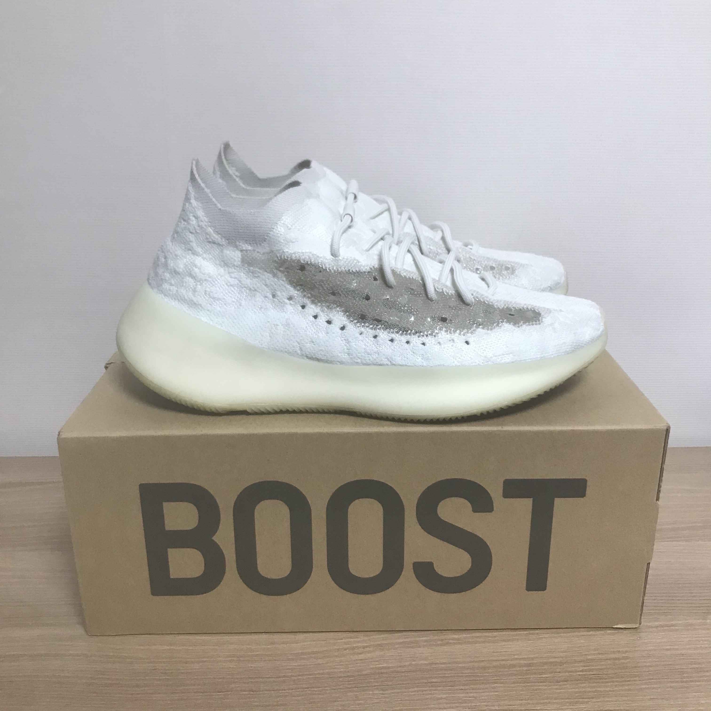 Adidas Yeezy Boost 380 Calcite Glow 착용 스타일 - 1