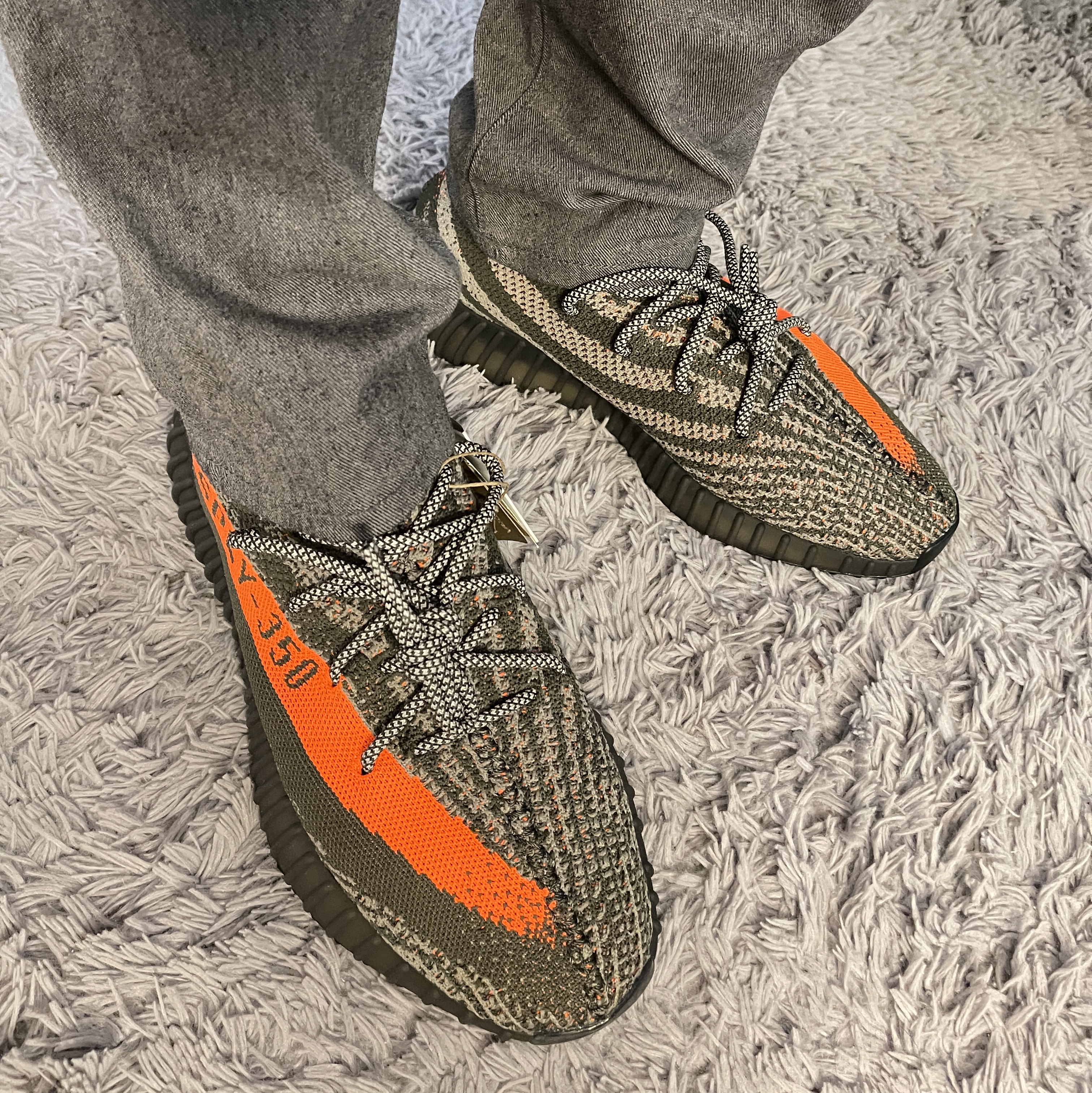 Adidas Yeezy Boost 350 V2 Carbon Beluga, Adidas Yeezy Boost 350 V2 Beluga 착용 스타일 - 1