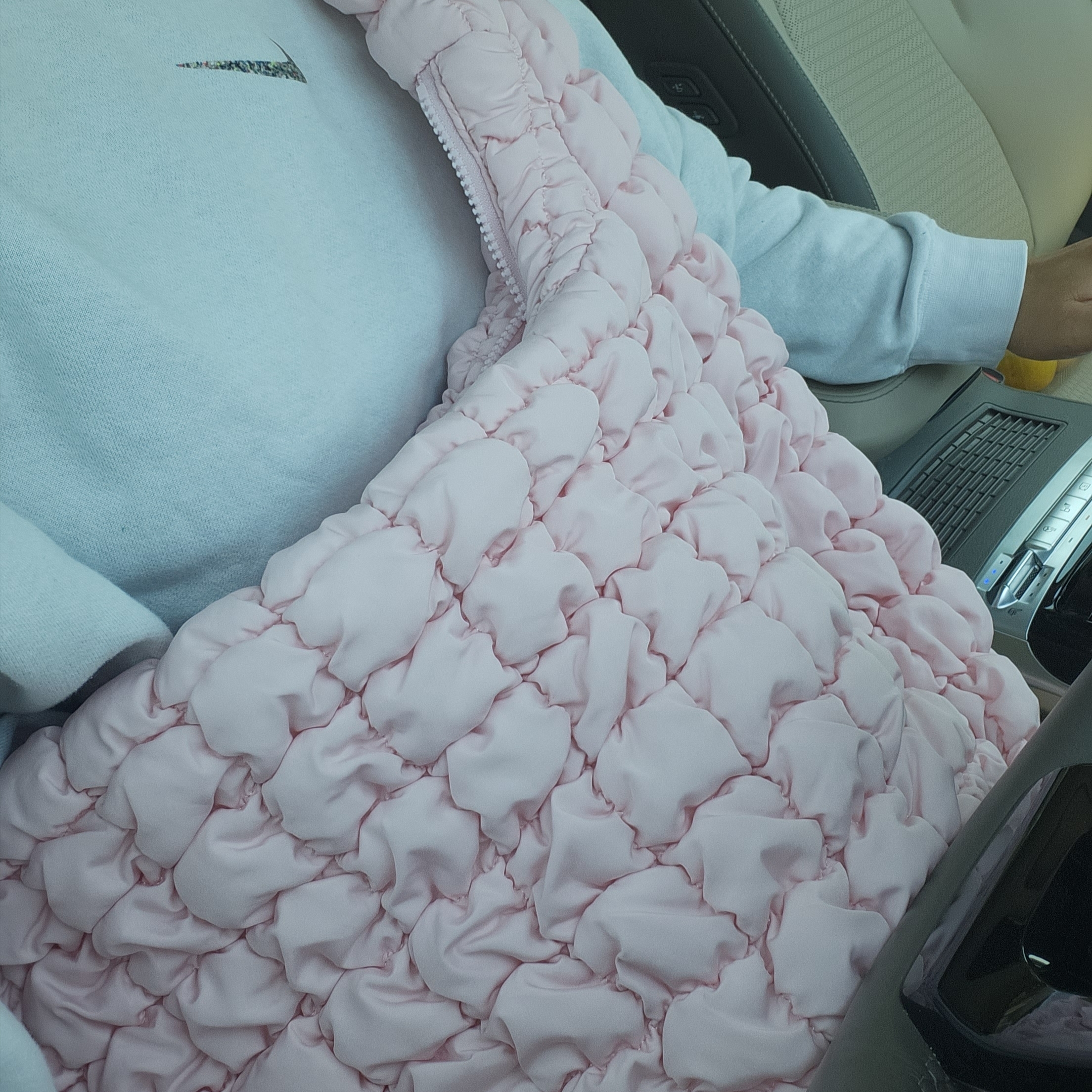 COS Quilted Oversized Shoulder Bag Pink 착용 스타일
