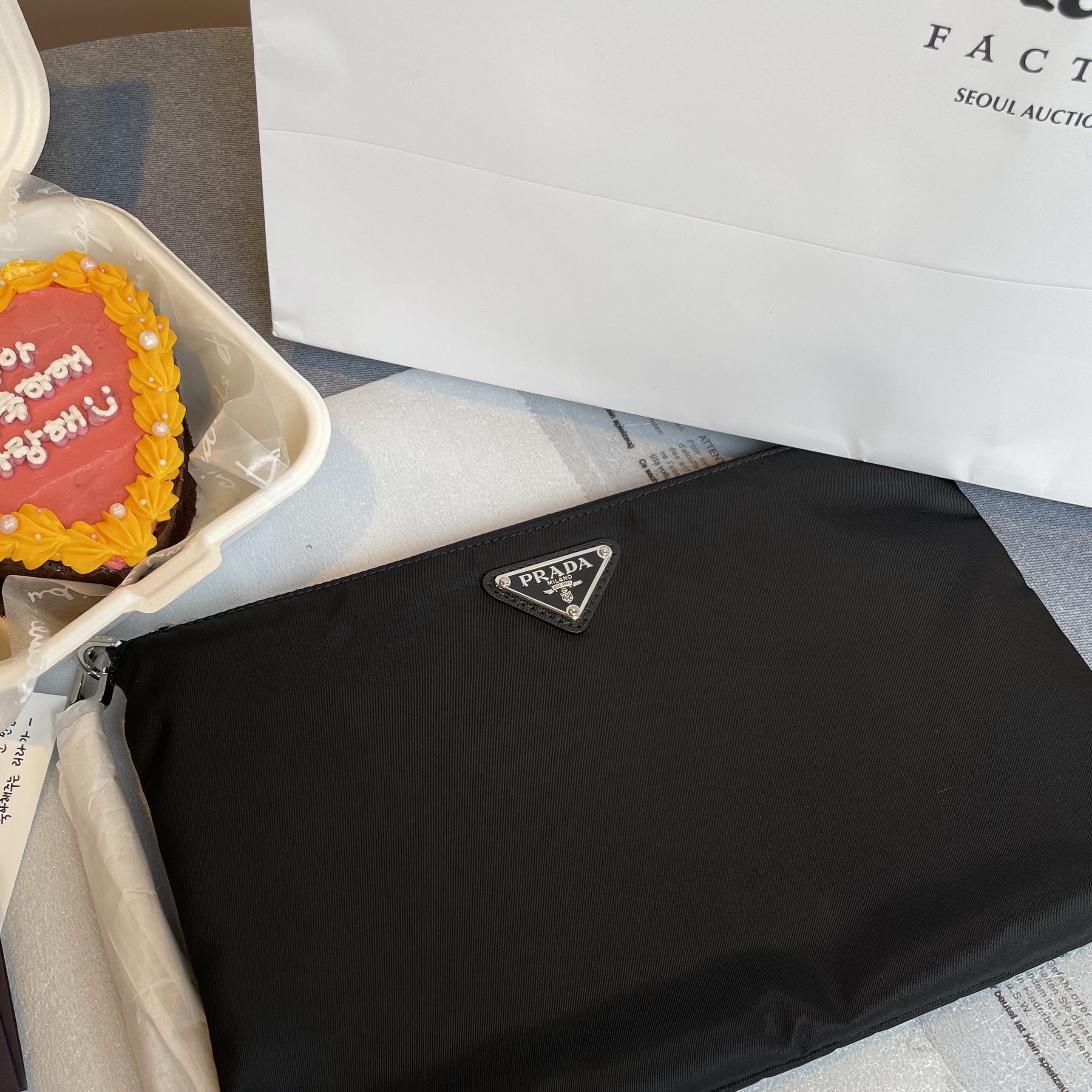 Prada Re-Nylon and Saffiano Leather Pouch Black 착용 스타일