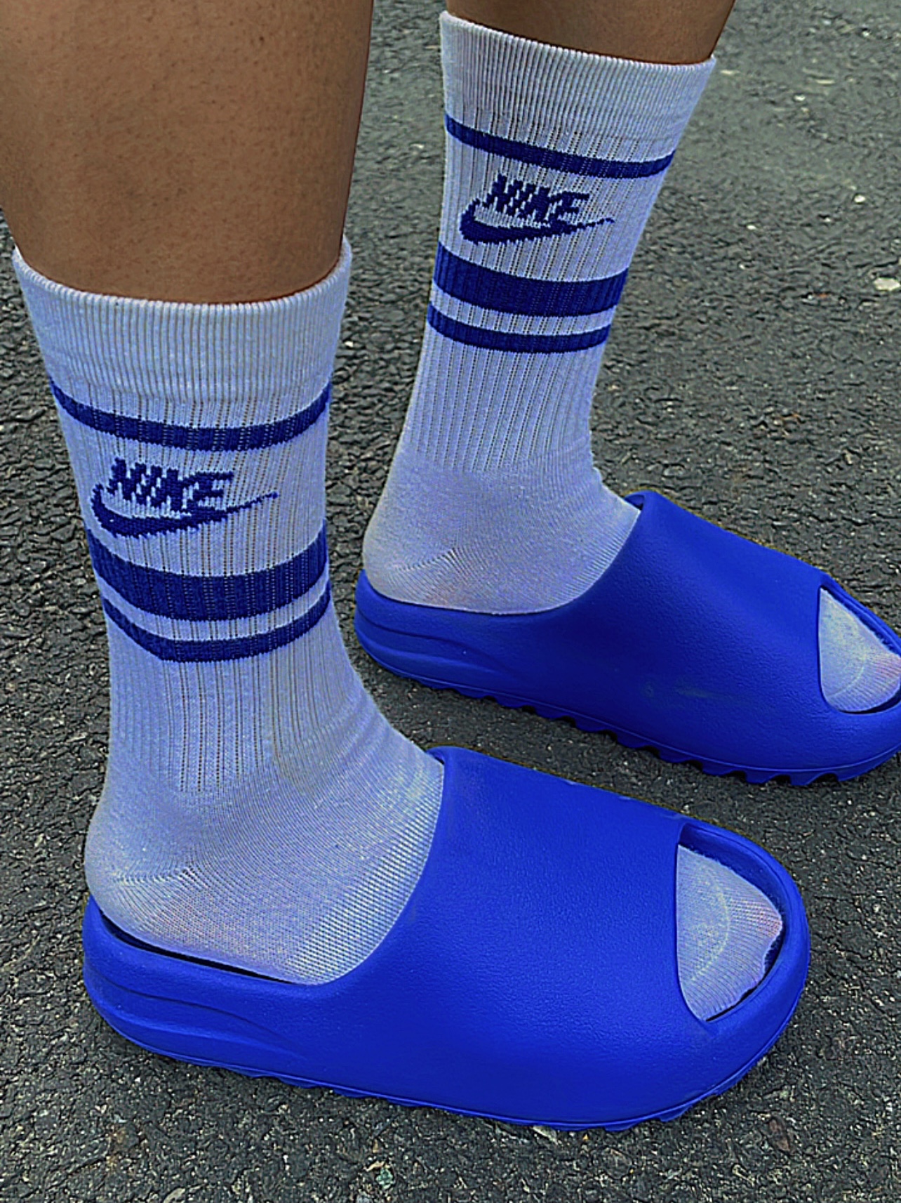 Adidas Yeezy Slide Azure 착용 스타일