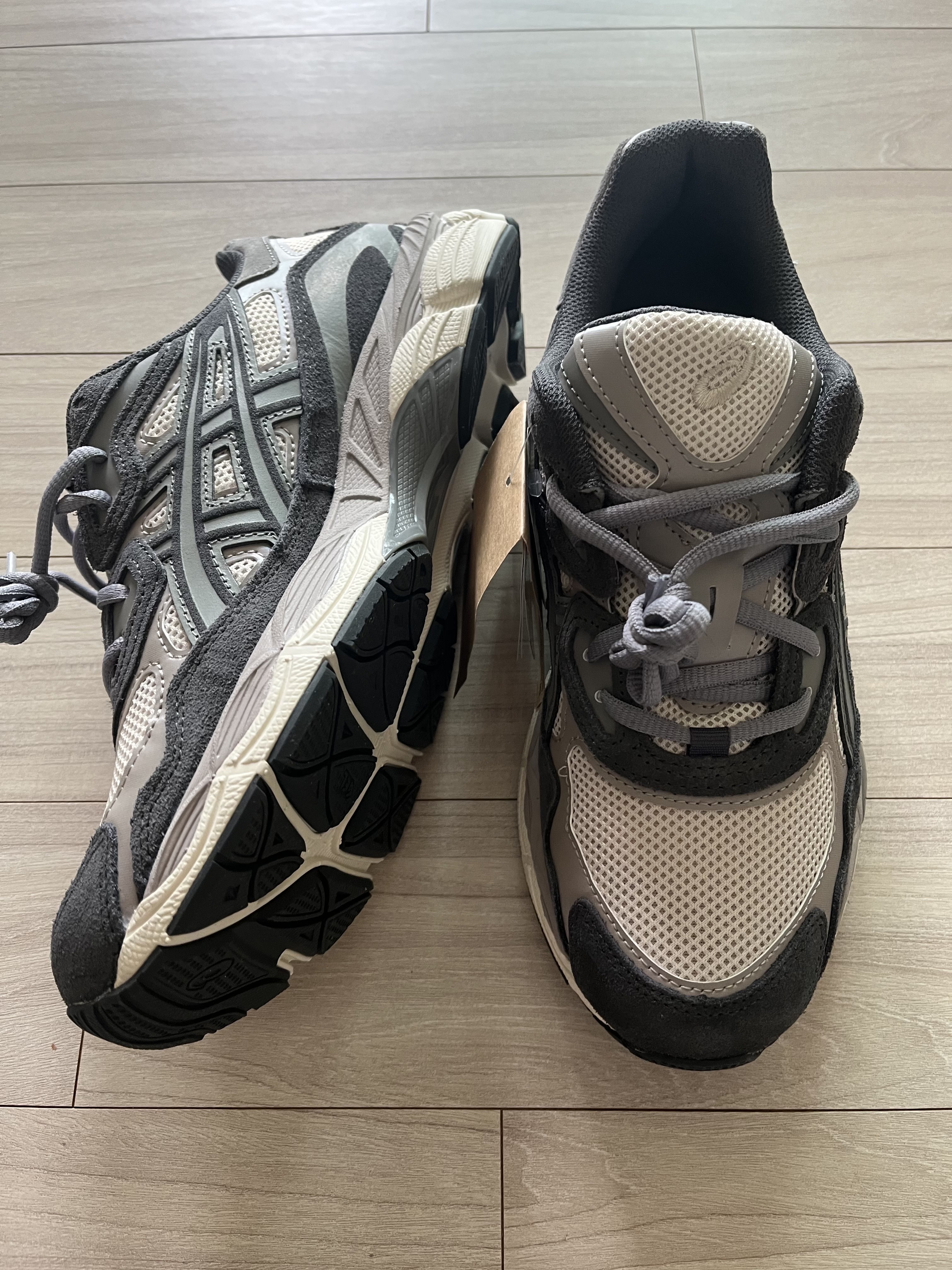 Asics Gel-NYC Oatmeal Obsidian Grey 착용 스타일 - 3