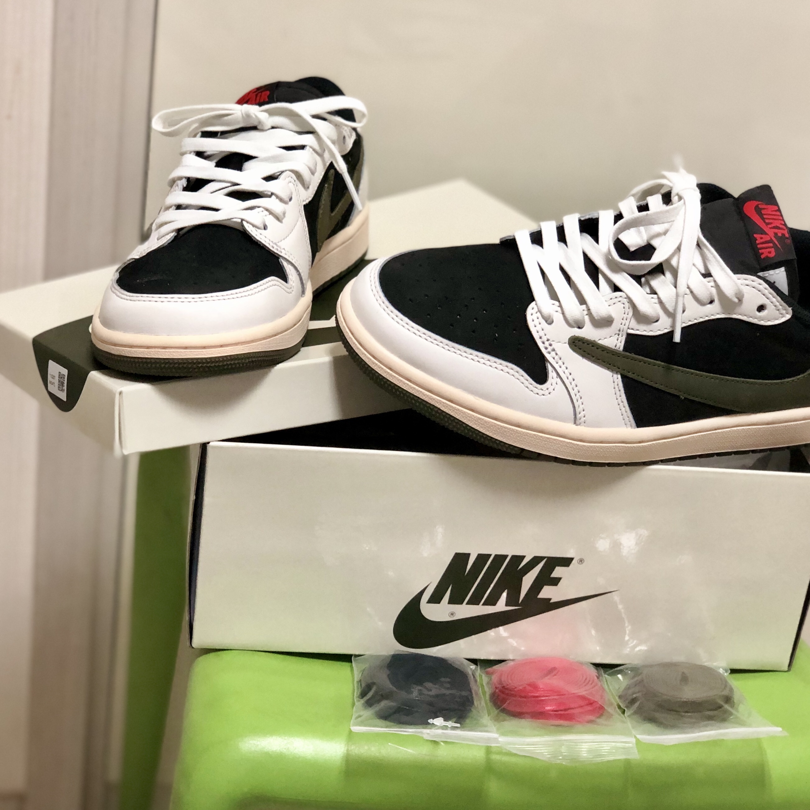 (W) Jordan 1 x Travis Scott Retro Low OG SP Medium Olive 착용 스타일 - 3